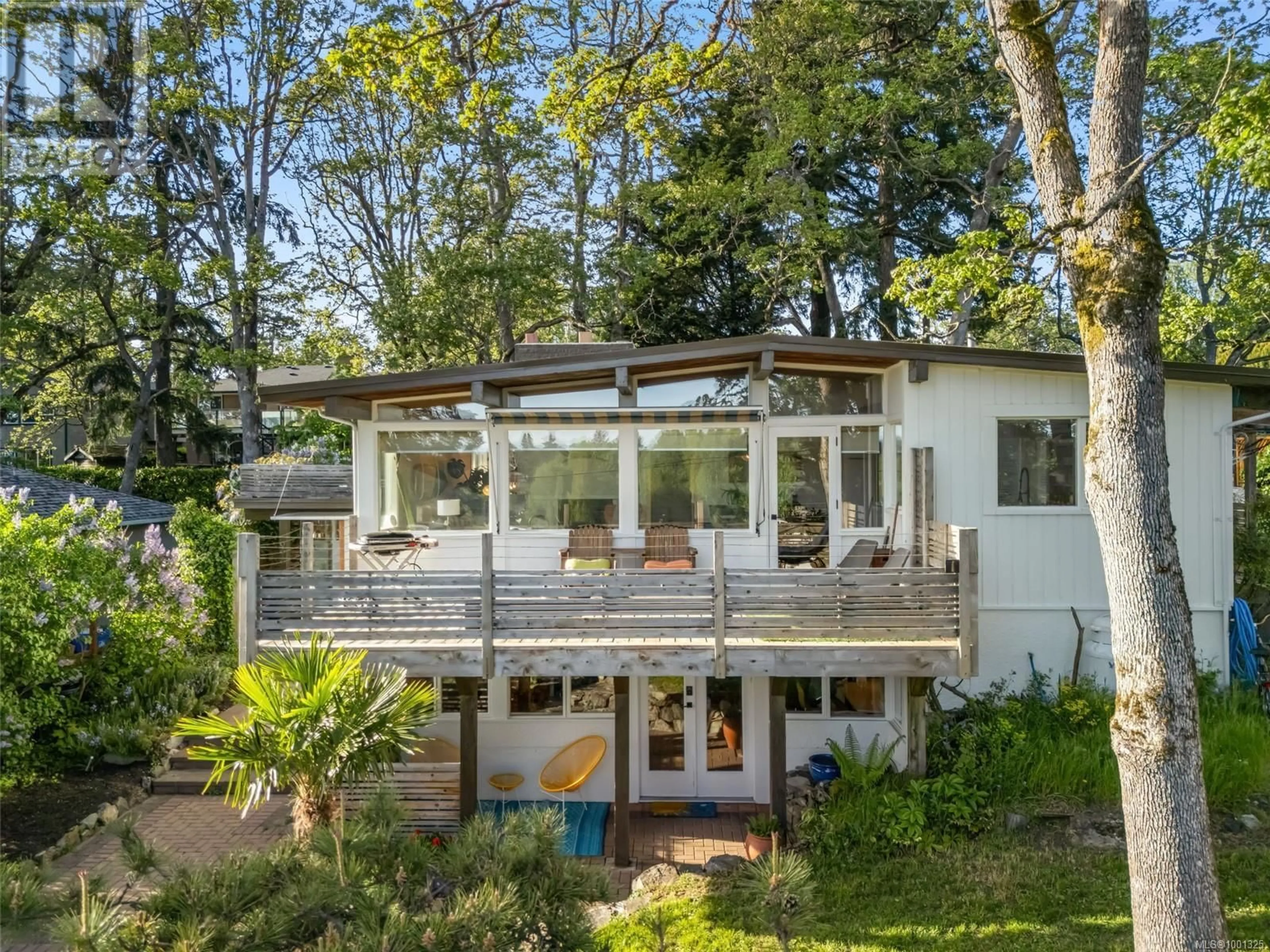 A pic from outside/outdoor area/front of a property/back of a property/a pic from drone, unknown for 996 GREENRIDGE CRESCENT, Saanich British Columbia V8X3B9