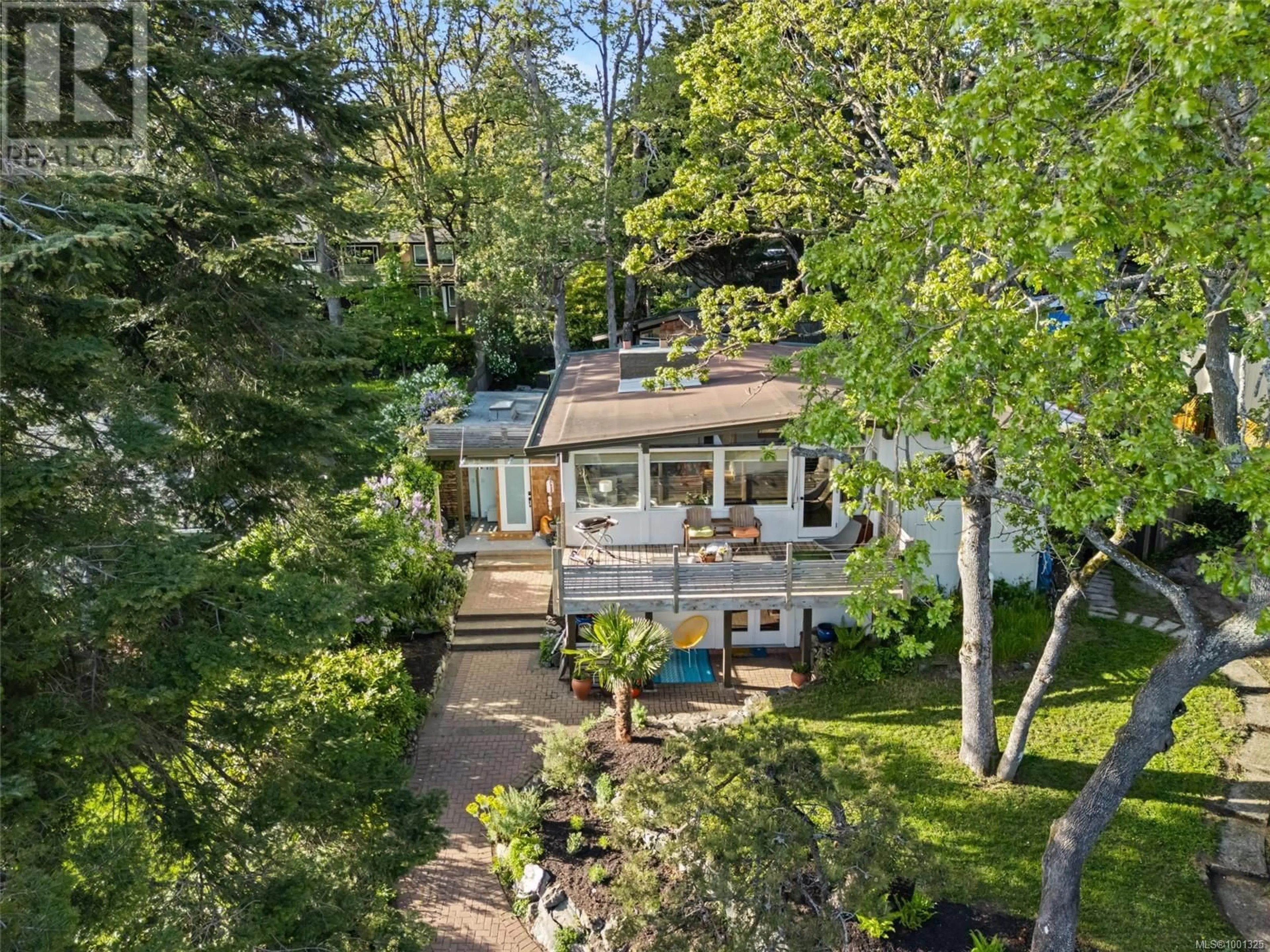 A pic from outside/outdoor area/front of a property/back of a property/a pic from drone, unknown for 996 GREENRIDGE CRESCENT, Saanich British Columbia V8X3B9