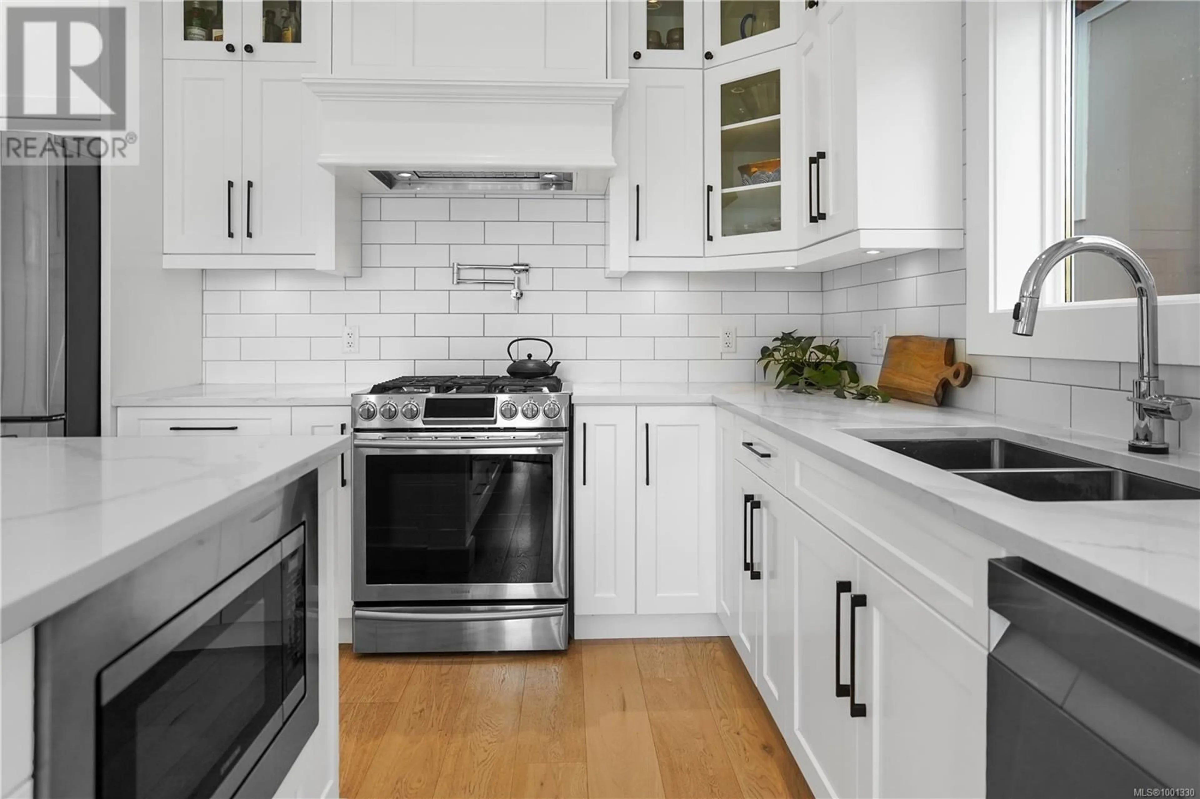 Contemporary kitchen, ceramic/tile floor for 309 CADILLAC AVENUE, Saanich British Columbia V8Z1V2