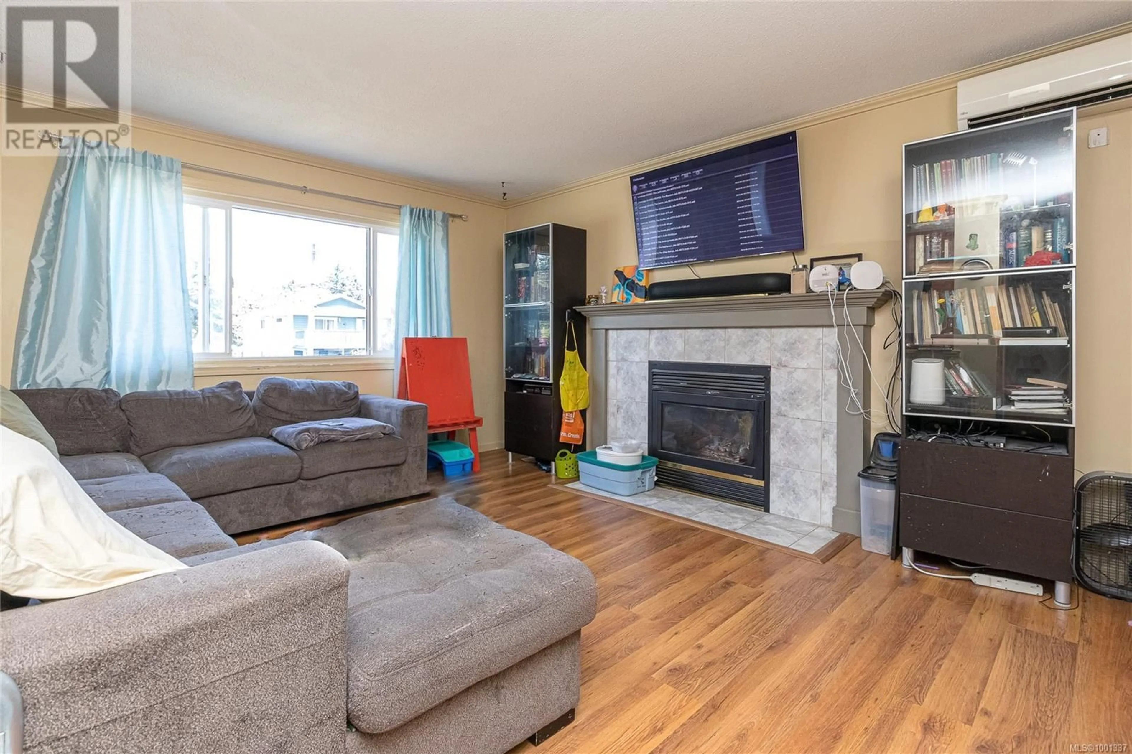 Living room with furniture, wood/laminate floor for 629 EVANS DRIVE, Colwood British Columbia V9B5E4