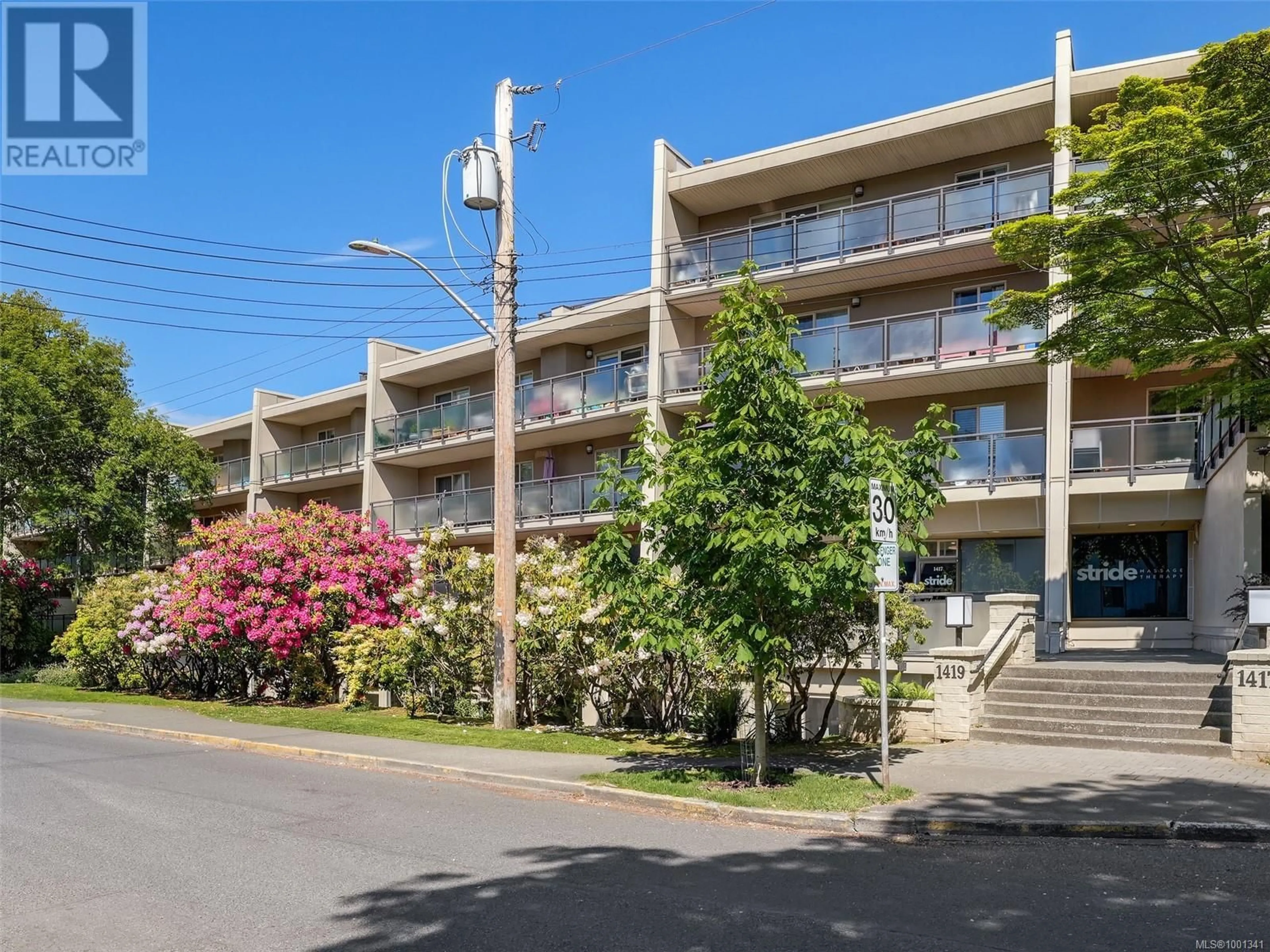 Patio, building for 108 - 1419 STADACONA AVENUE, Victoria British Columbia V8S5J3