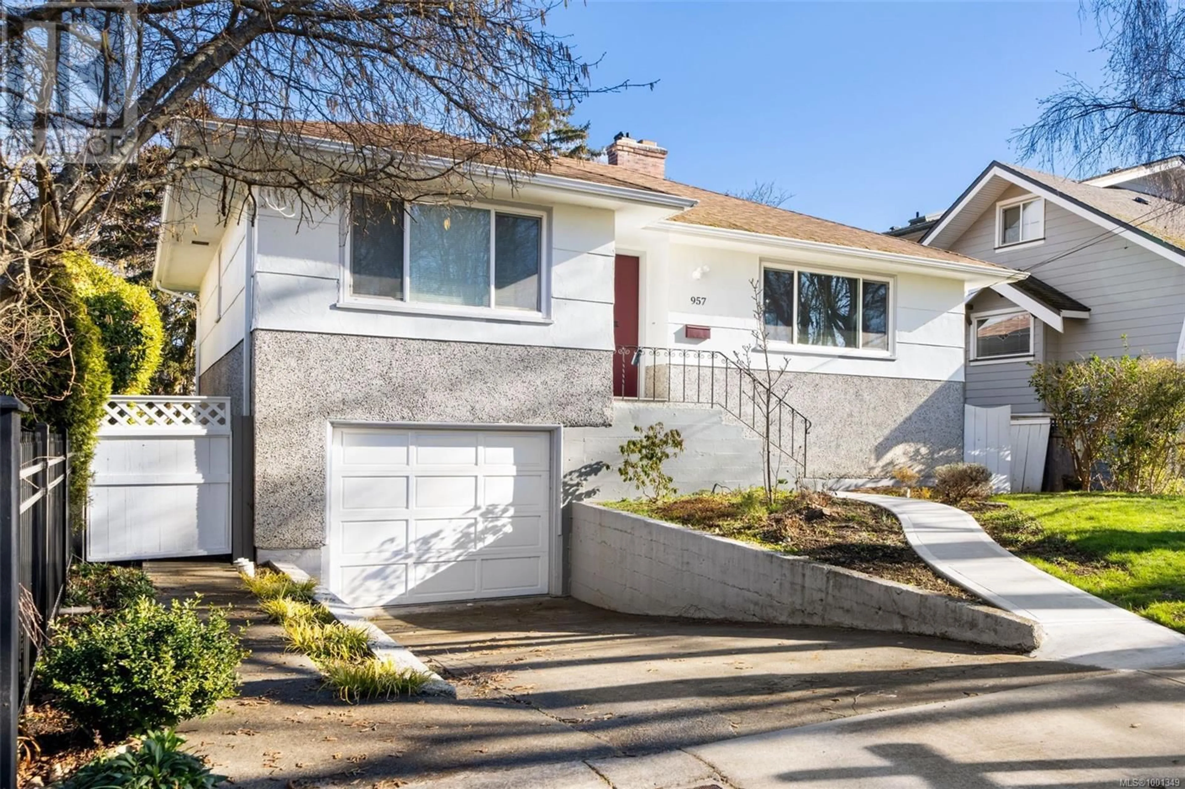 Home with vinyl exterior material, street for 957 OLIVER STREET, Oak Bay British Columbia V8S4W6