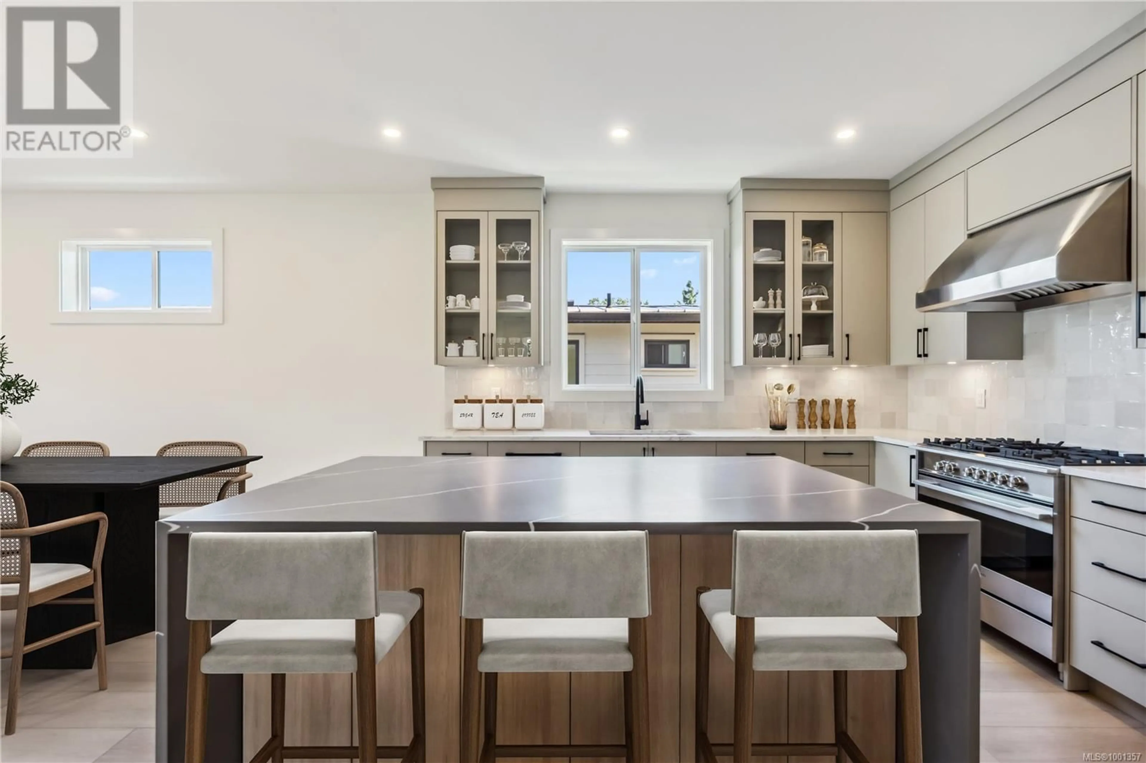 Open concept kitchen, ceramic/tile floor for 950 TULIP AVENUE, Saanich British Columbia V8Z2P7