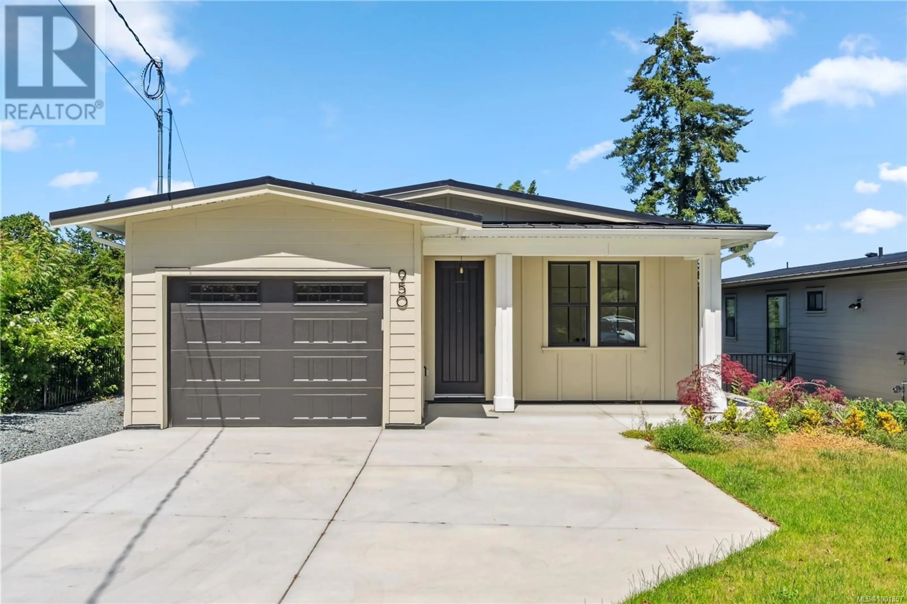 Home with vinyl exterior material, street for 950 TULIP AVENUE, Saanich British Columbia V8Z2P7