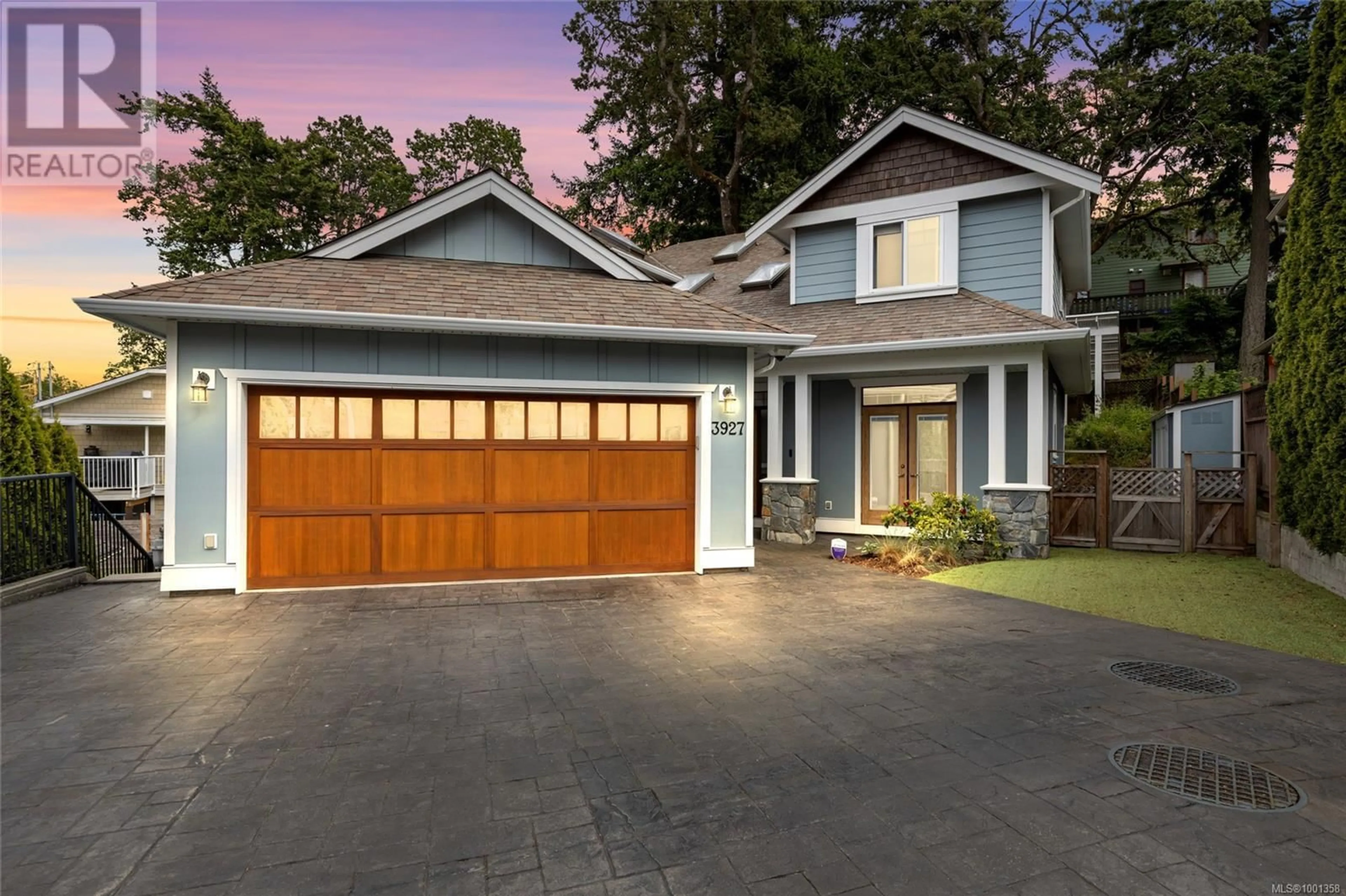 Home with vinyl exterior material, street for 3927 DRUCE LANE, Saanich British Columbia V8P0A2