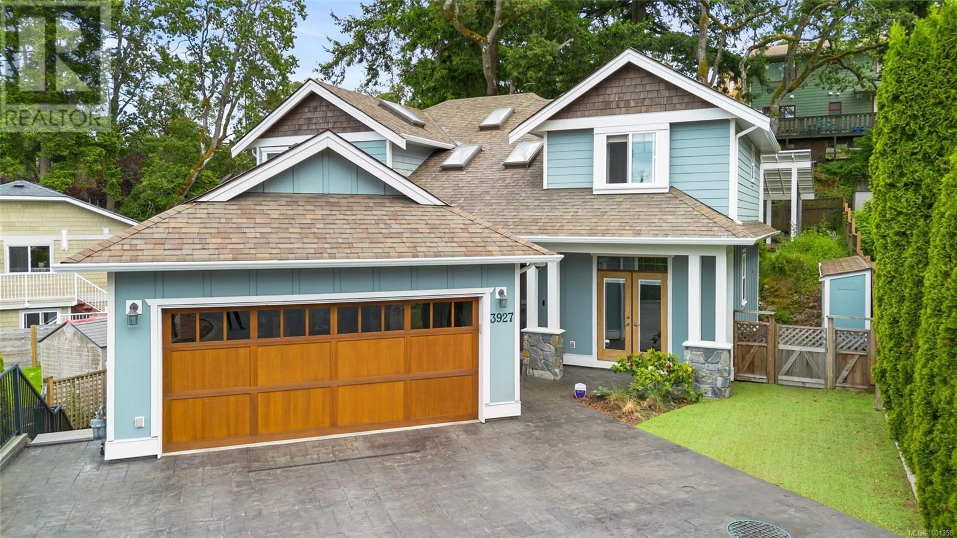 Home with vinyl exterior material, street for 3927 DRUCE LANE, Saanich British Columbia V8P0A2