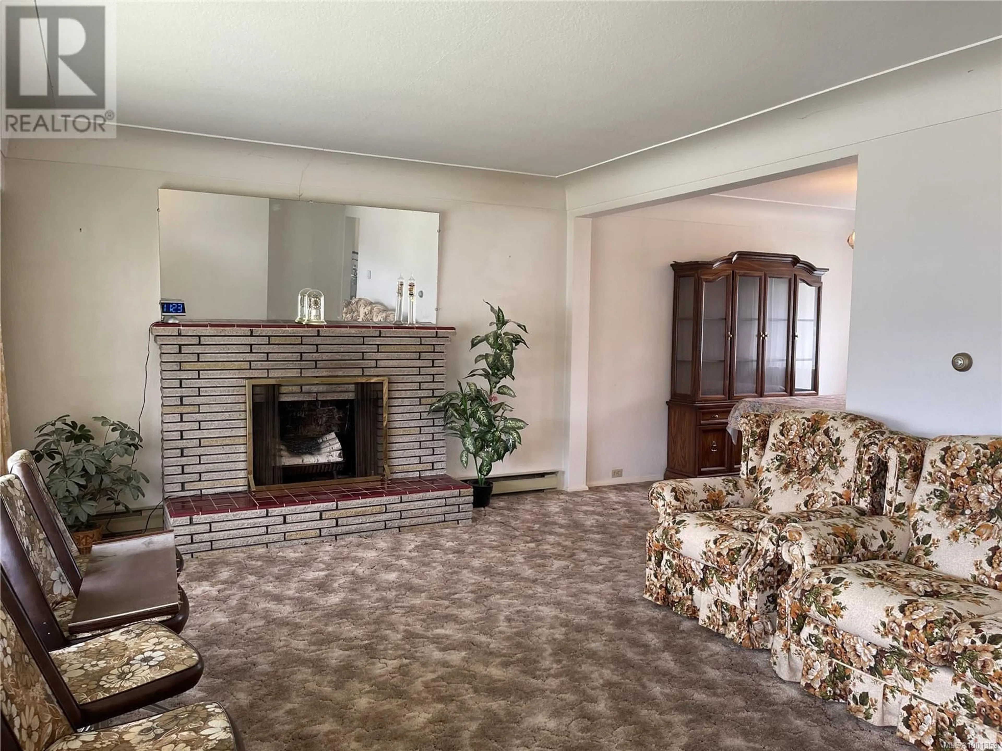 Living room with furniture, carpet floor for 2763 8TH AVENUE, Port Alberni British Columbia V9Y2L1