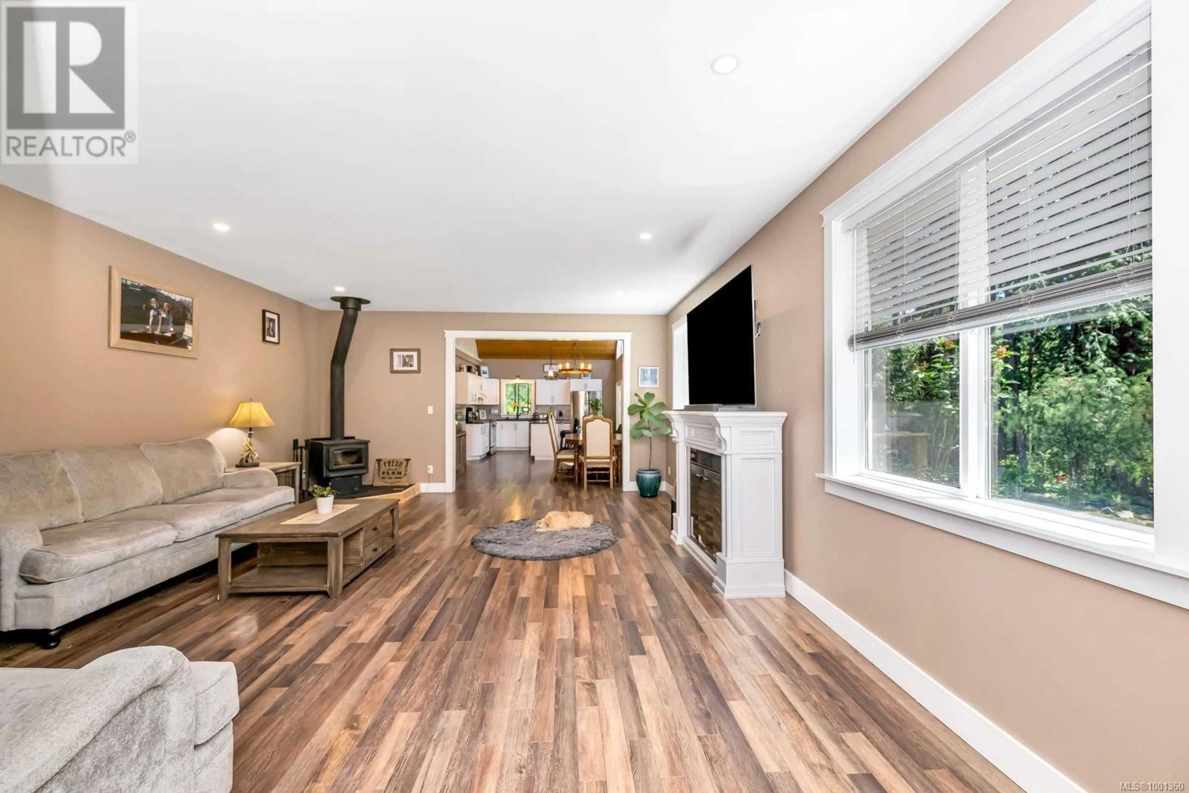 Living room with furniture, unknown for 905 WHITTAKER ROAD, Malahat British Columbia V0R2L0