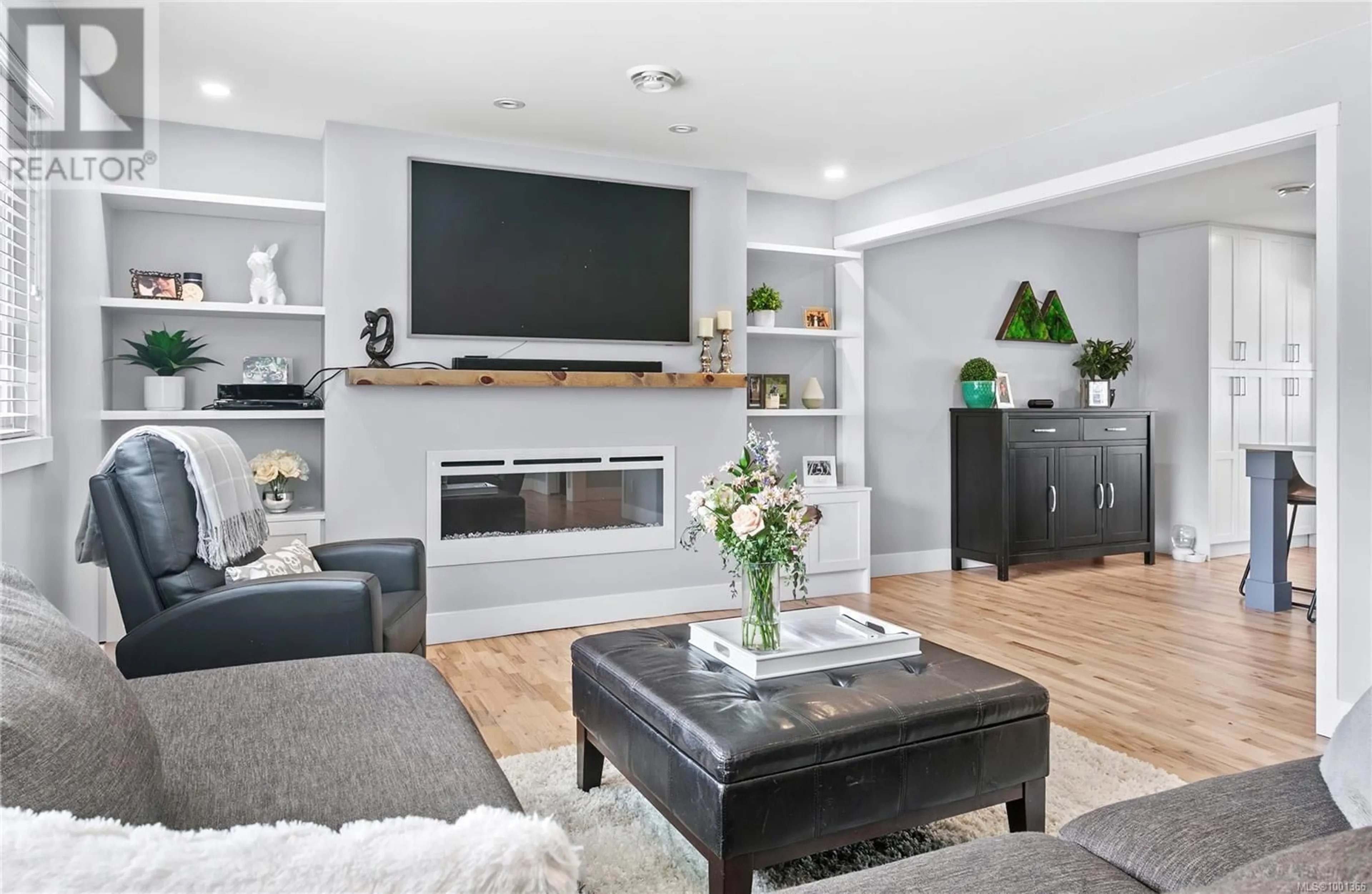 Living room with furniture, unknown for 1392 TREEBANK ROAD WEST, Esquimalt British Columbia V9A6Y8