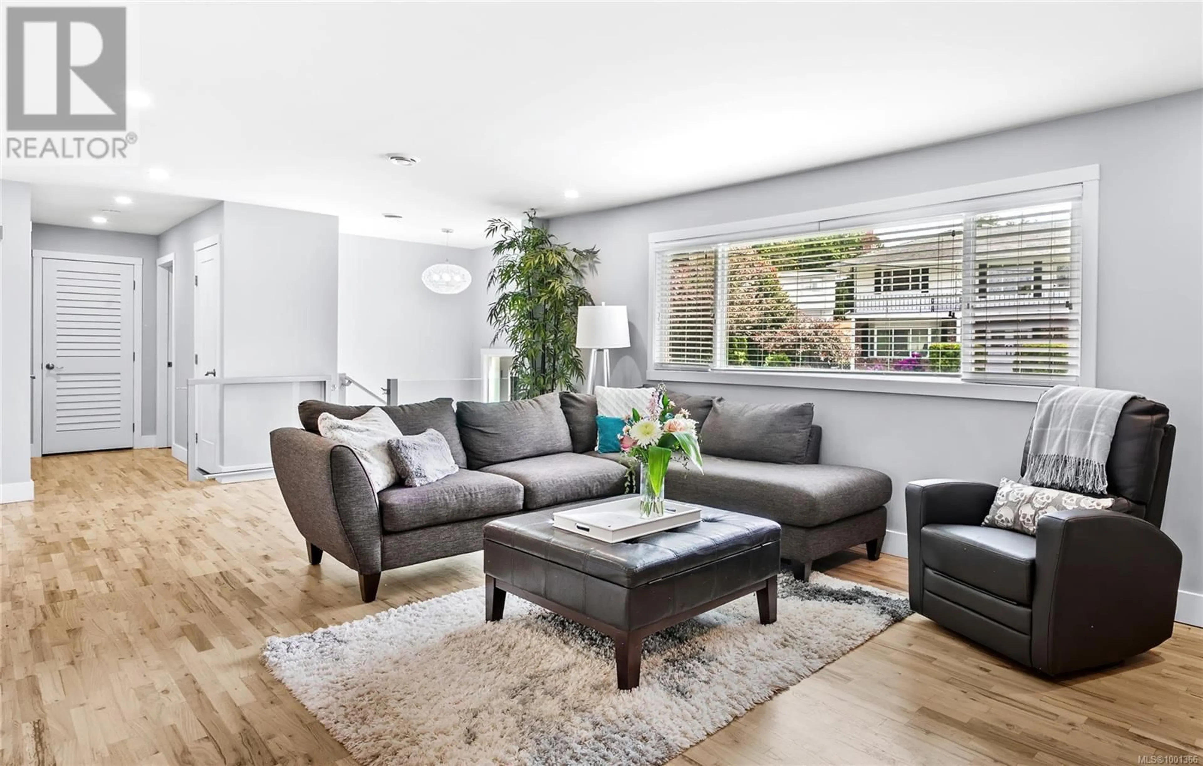 Living room with furniture, unknown for 1392 TREEBANK ROAD WEST, Esquimalt British Columbia V9A6Y8
