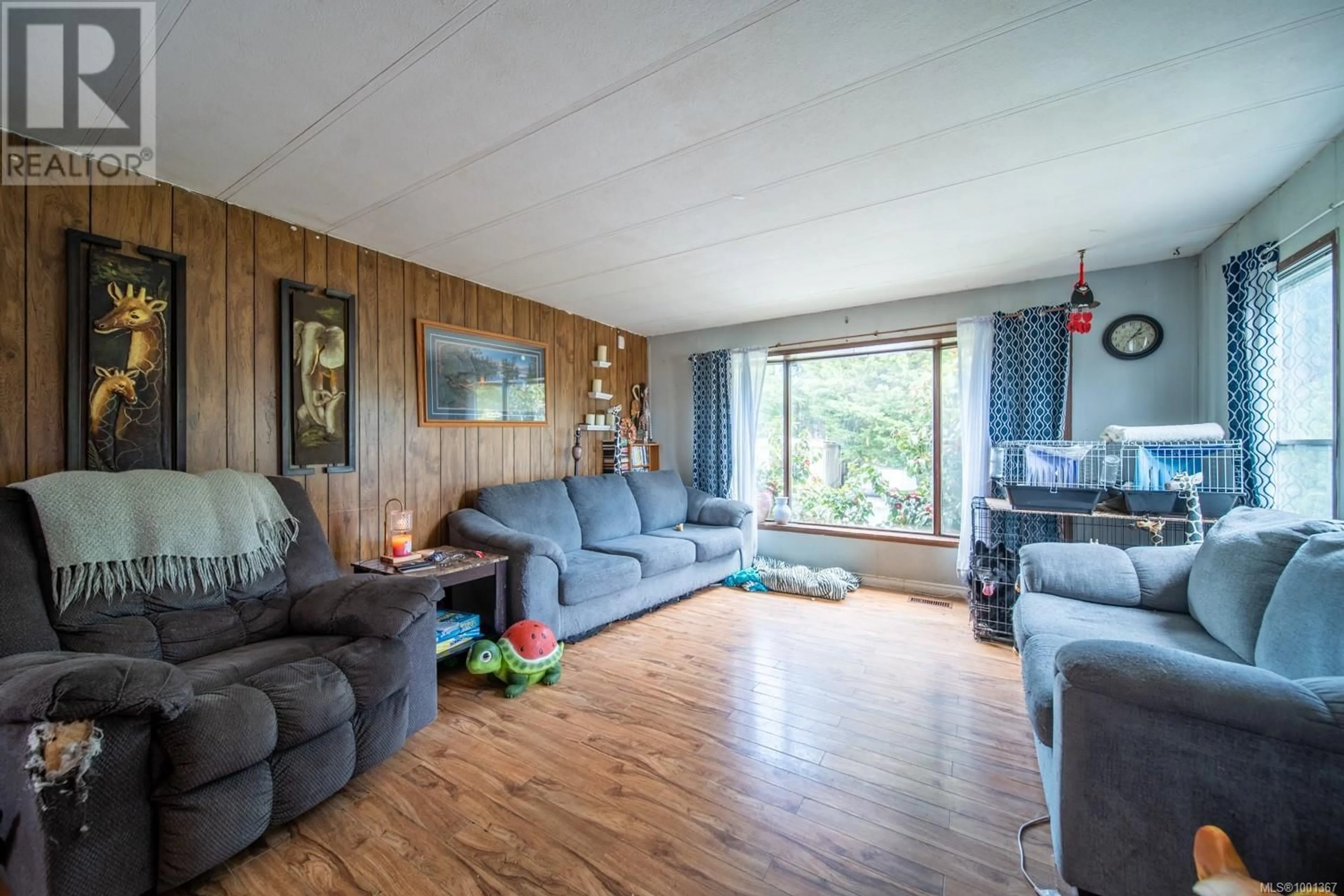 Living room with furniture, wood/laminate floor for 43 - 971 DOUGLAS AVENUE, Nanaimo British Columbia V9R6C1