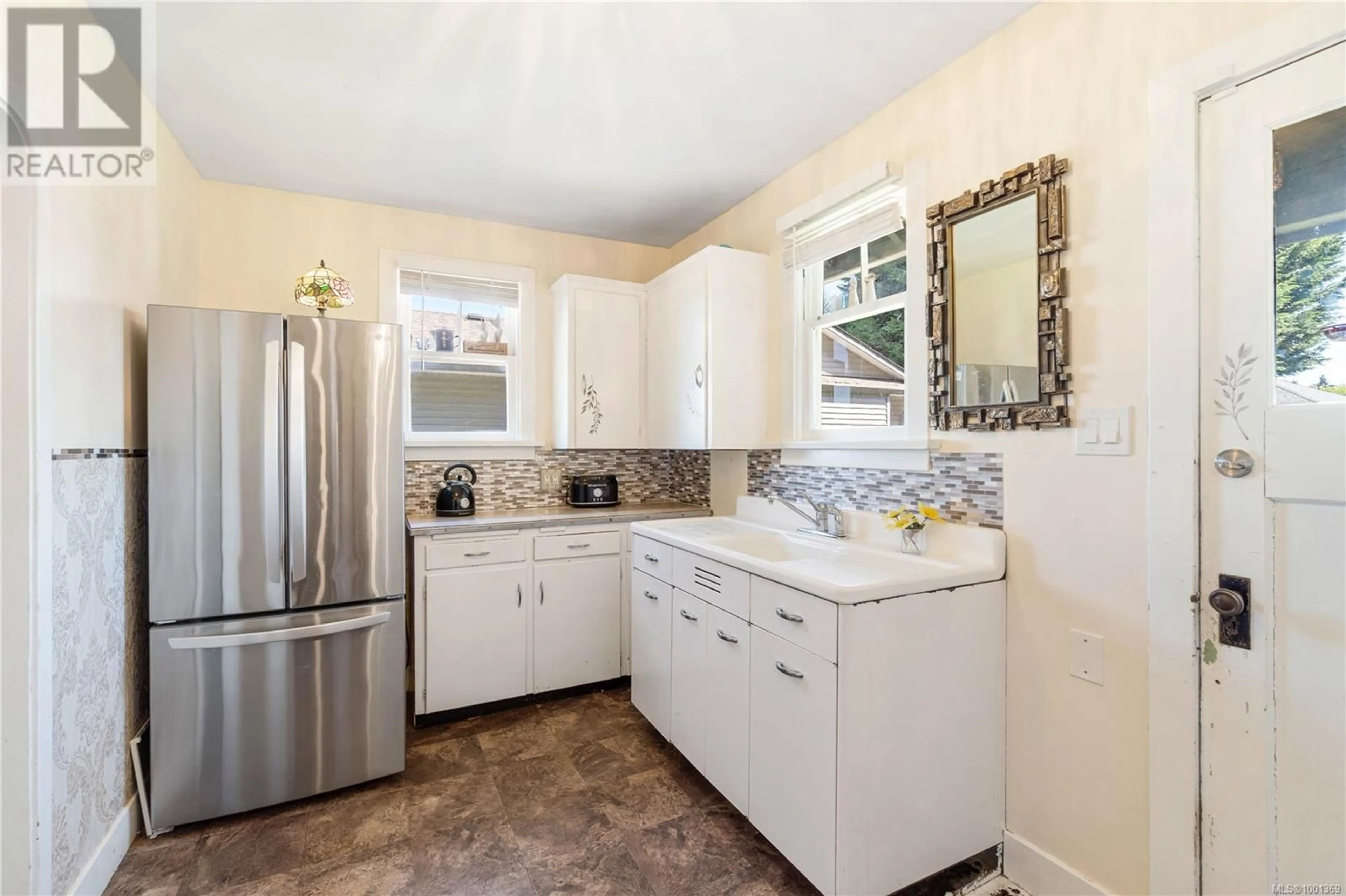 Standard kitchen, ceramic/tile floor for 1733 NORTHFIELD ROAD, Nanaimo British Columbia V9S3B1