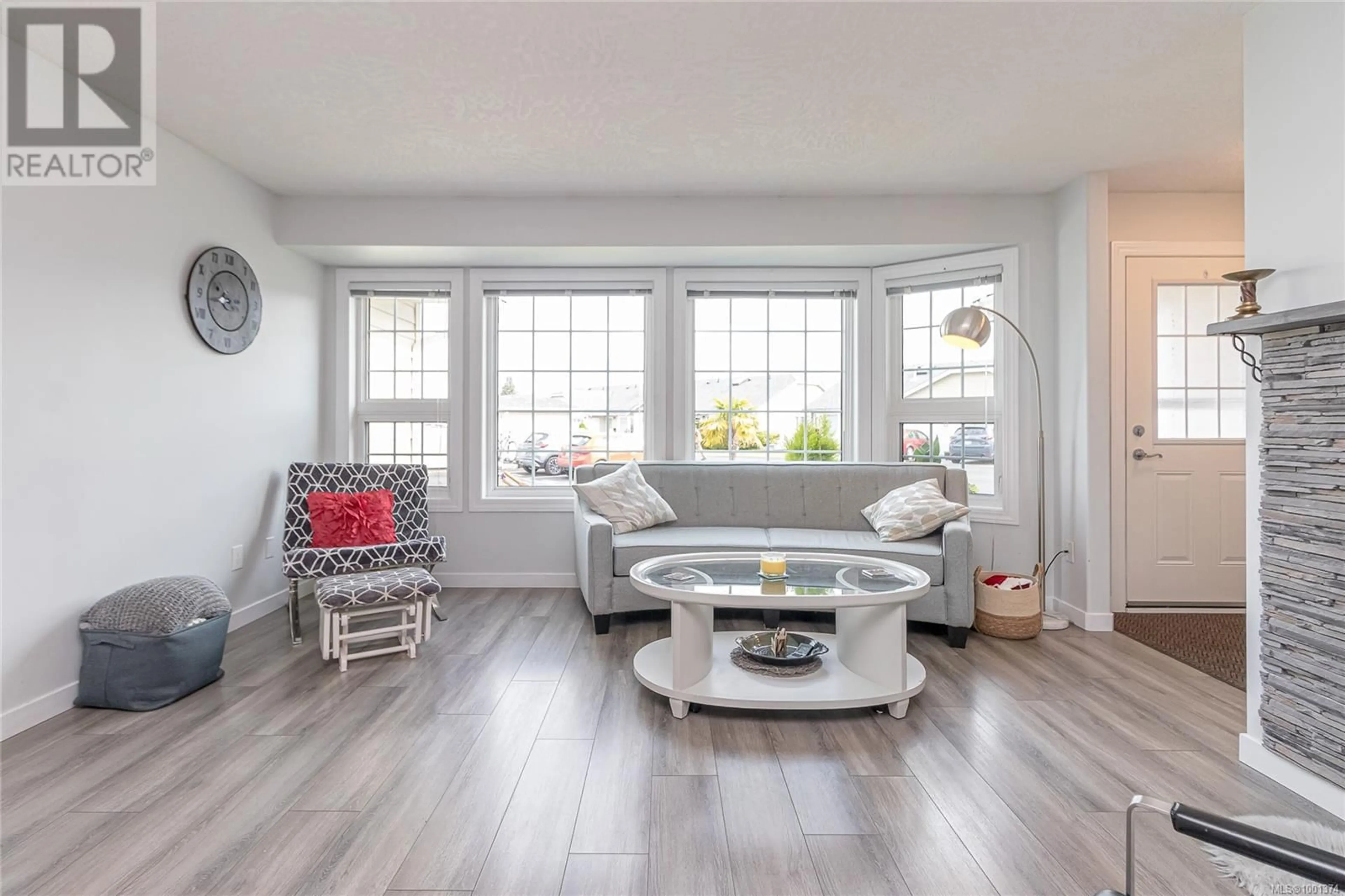 Living room with furniture, wood/laminate floor for 40 - 815 DUNSMUIR CRESCENT, Ladysmith British Columbia V9G1R9