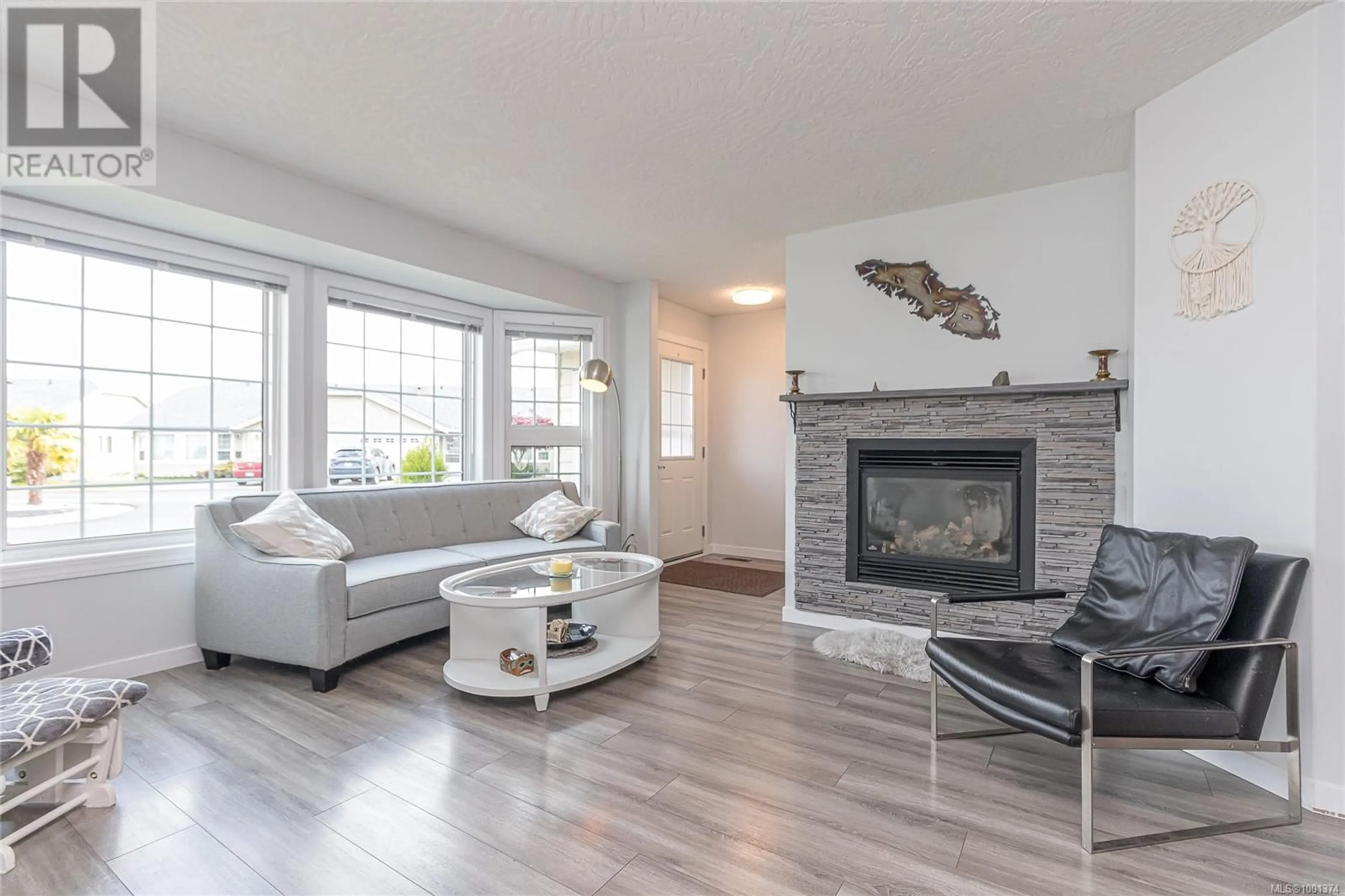 Living room with furniture, wood/laminate floor for 40 - 815 DUNSMUIR CRESCENT, Ladysmith British Columbia V9G1R9