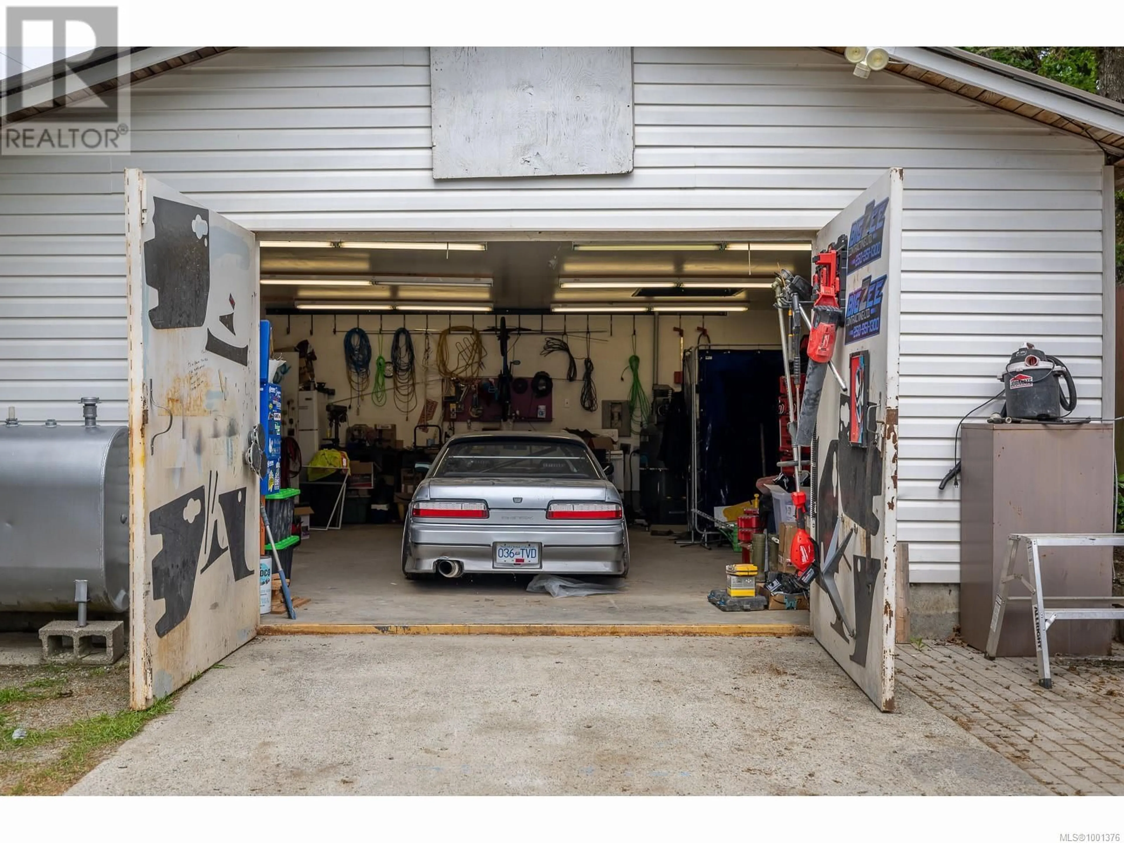 Indoor garage for 2071 EAST WELLINGTON DRIVE, Nanaimo British Columbia V9S5V2