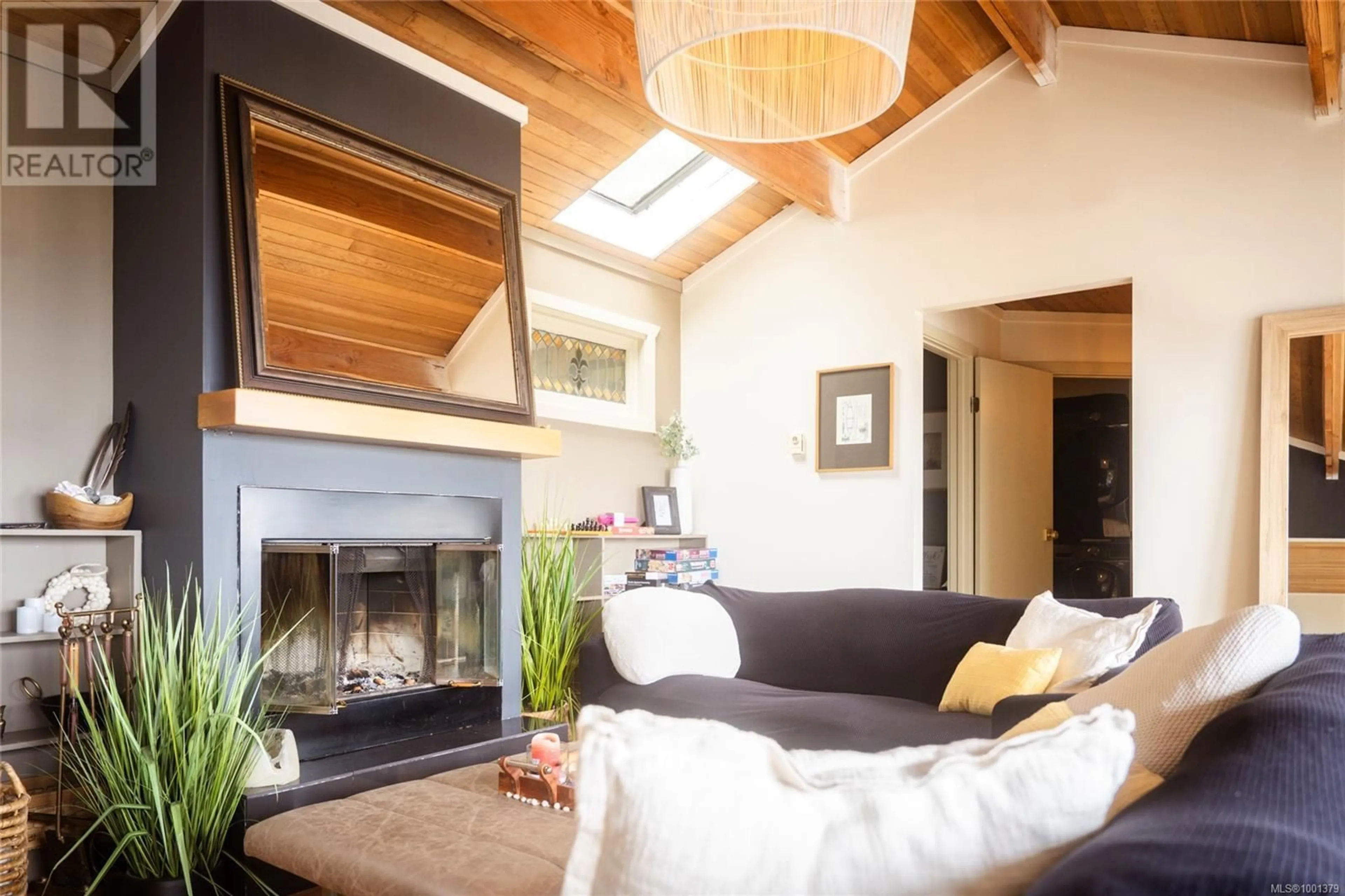 Living room with furniture, wood/laminate floor for 6641 ISLAND HIGHWAY WEST, Bowser British Columbia V0R1G0
