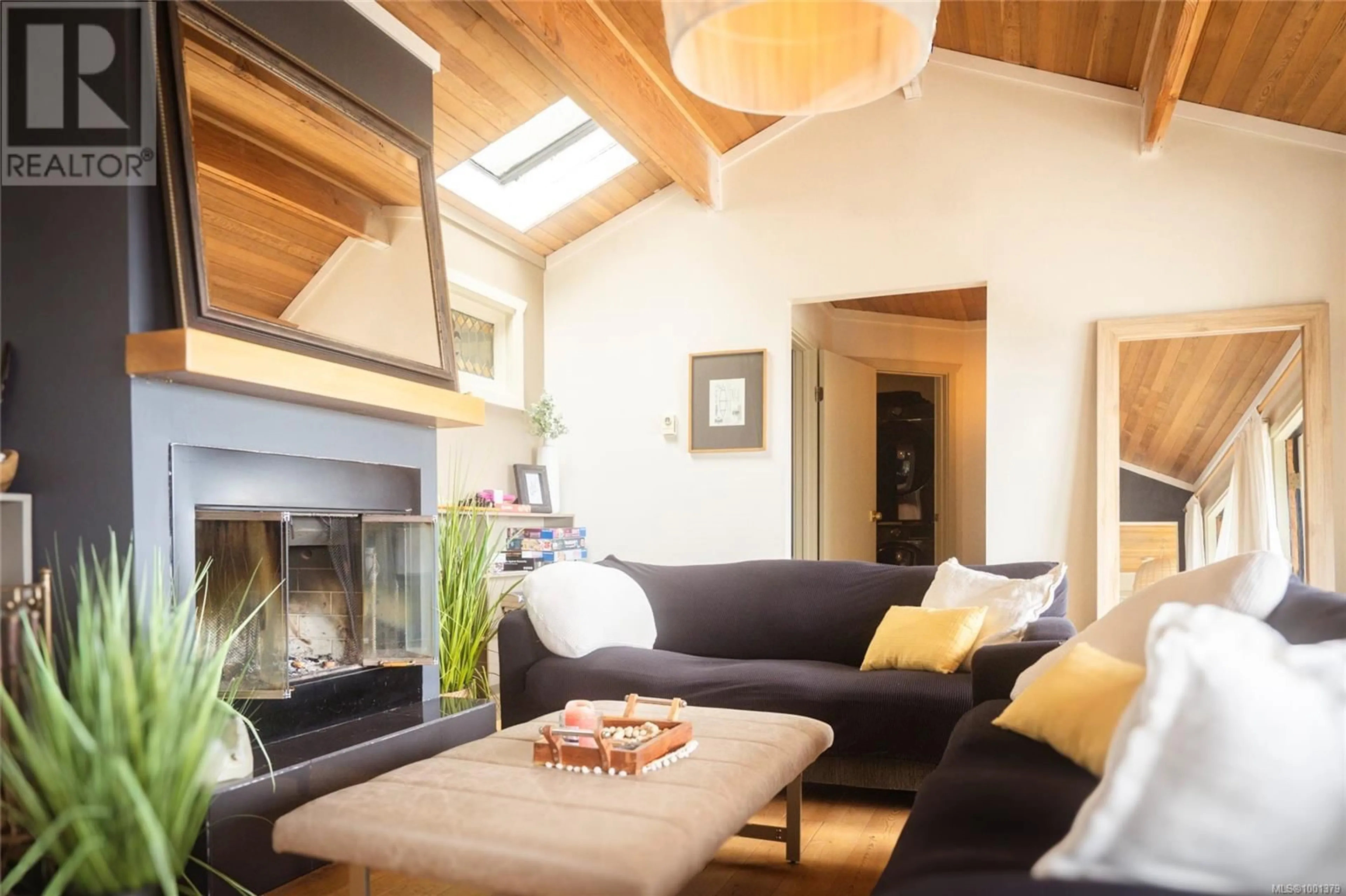 Living room with furniture, wood/laminate floor for 6641 ISLAND HIGHWAY WEST, Bowser British Columbia V0R1G0
