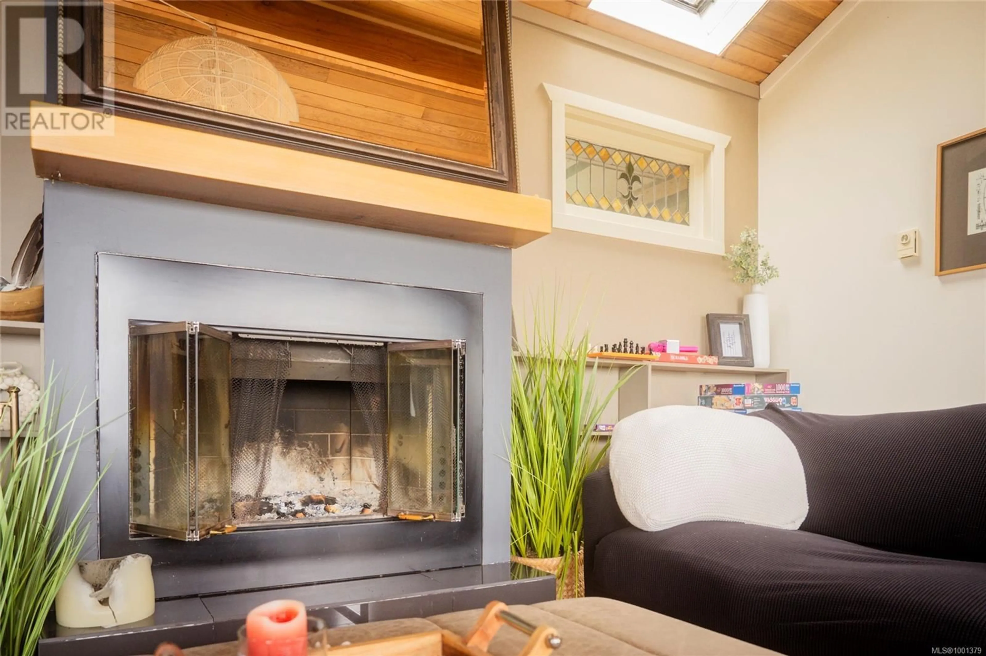 Living room with furniture, wood/laminate floor for 6641 ISLAND HIGHWAY WEST, Bowser British Columbia V0R1G0