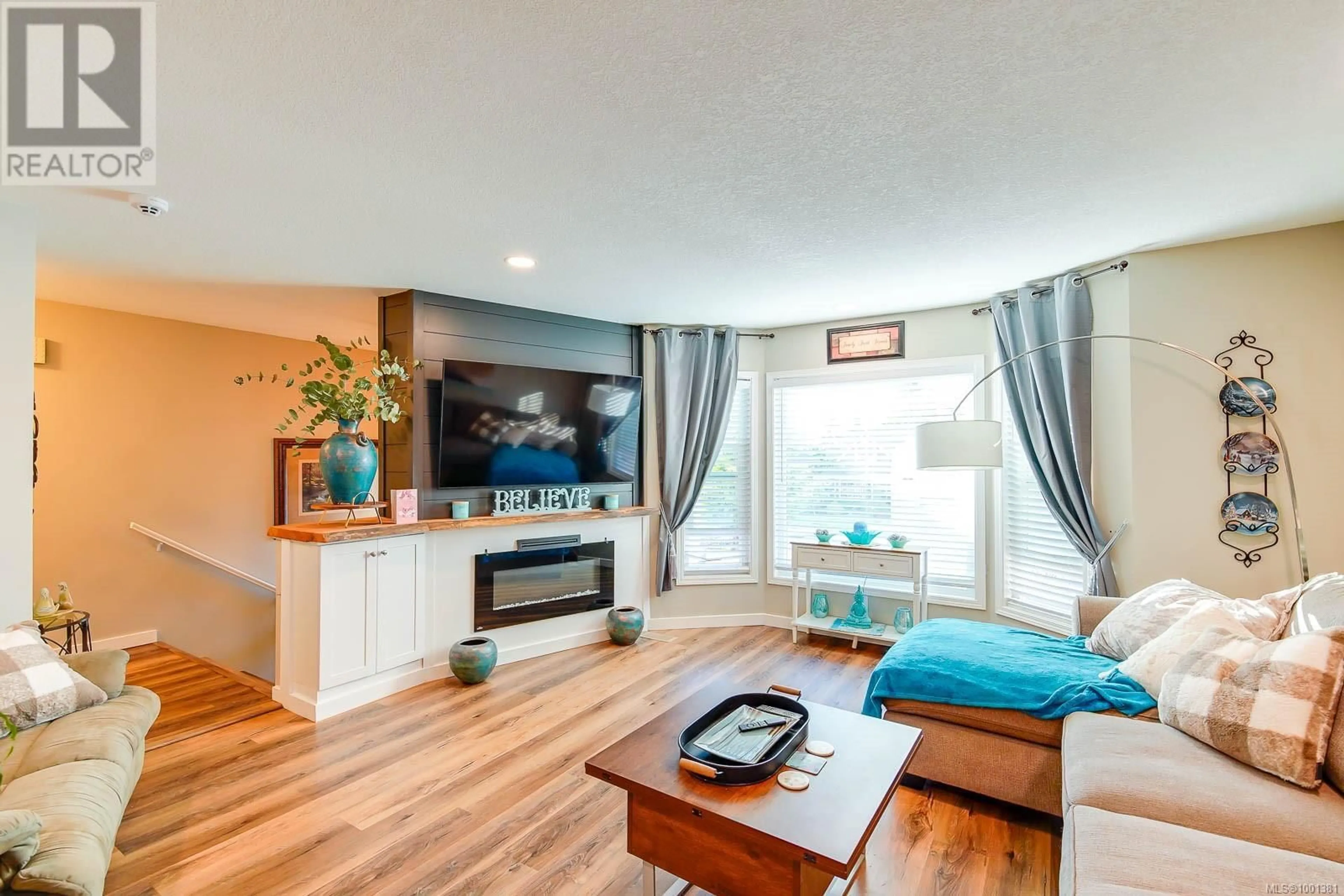 Living room with furniture, wood/laminate floor for 3554 HUFF DRIVE, Port Alberni British Columbia V9Y8B4