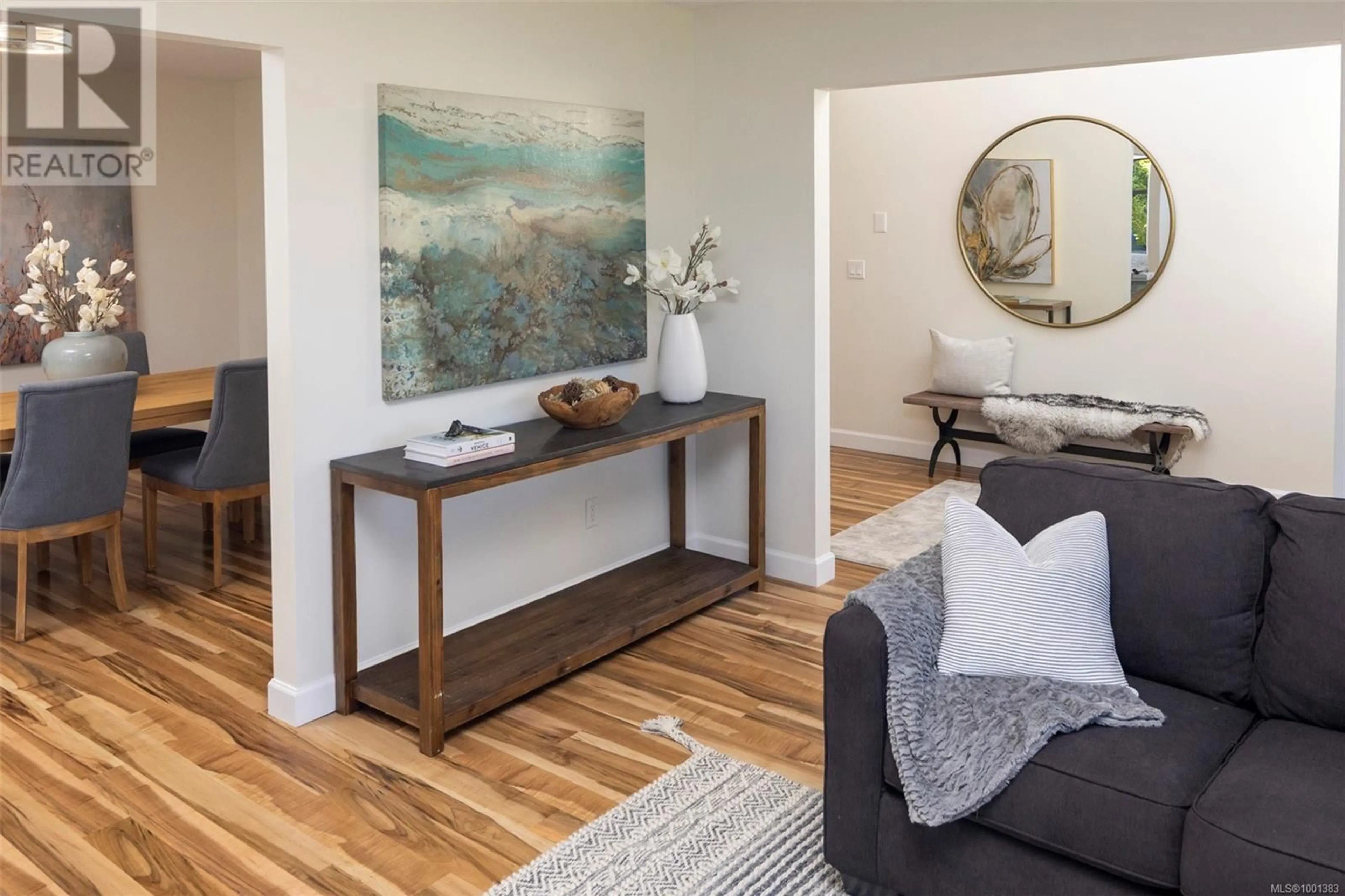 Indoor entryway for 3814 BEACHVIEW PLACE, Saanich British Columbia V8P5N8