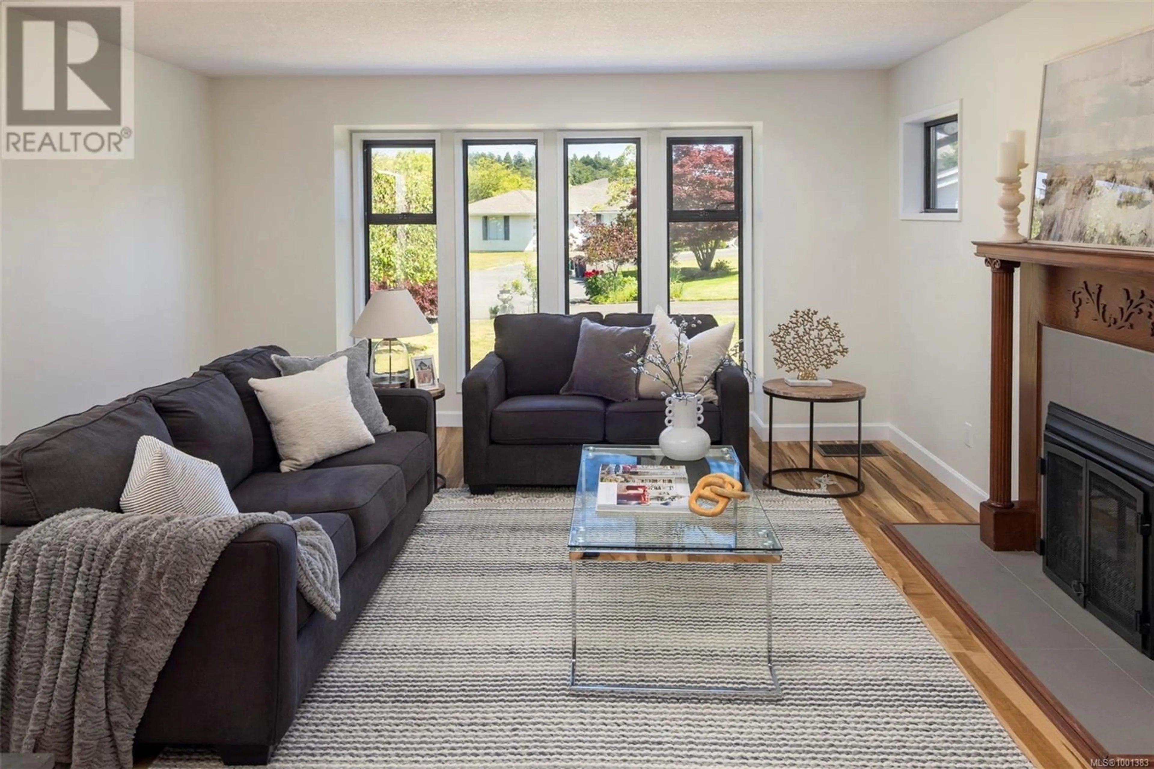 Living room with furniture, unknown for 3814 BEACHVIEW PLACE, Saanich British Columbia V8P5N8
