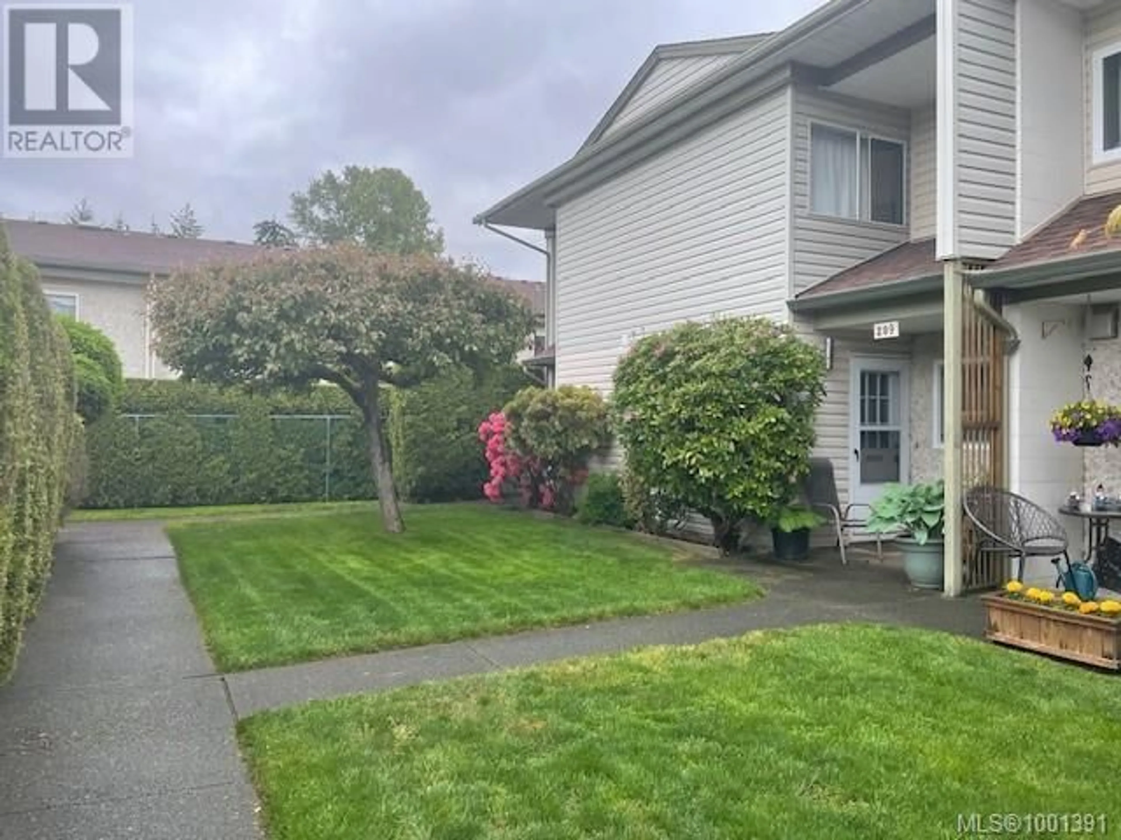 A pic from outside/outdoor area/front of a property/back of a property/a pic from drone, street for 210 - 1537 NOEL AVENUE, Comox British Columbia V9M3H8