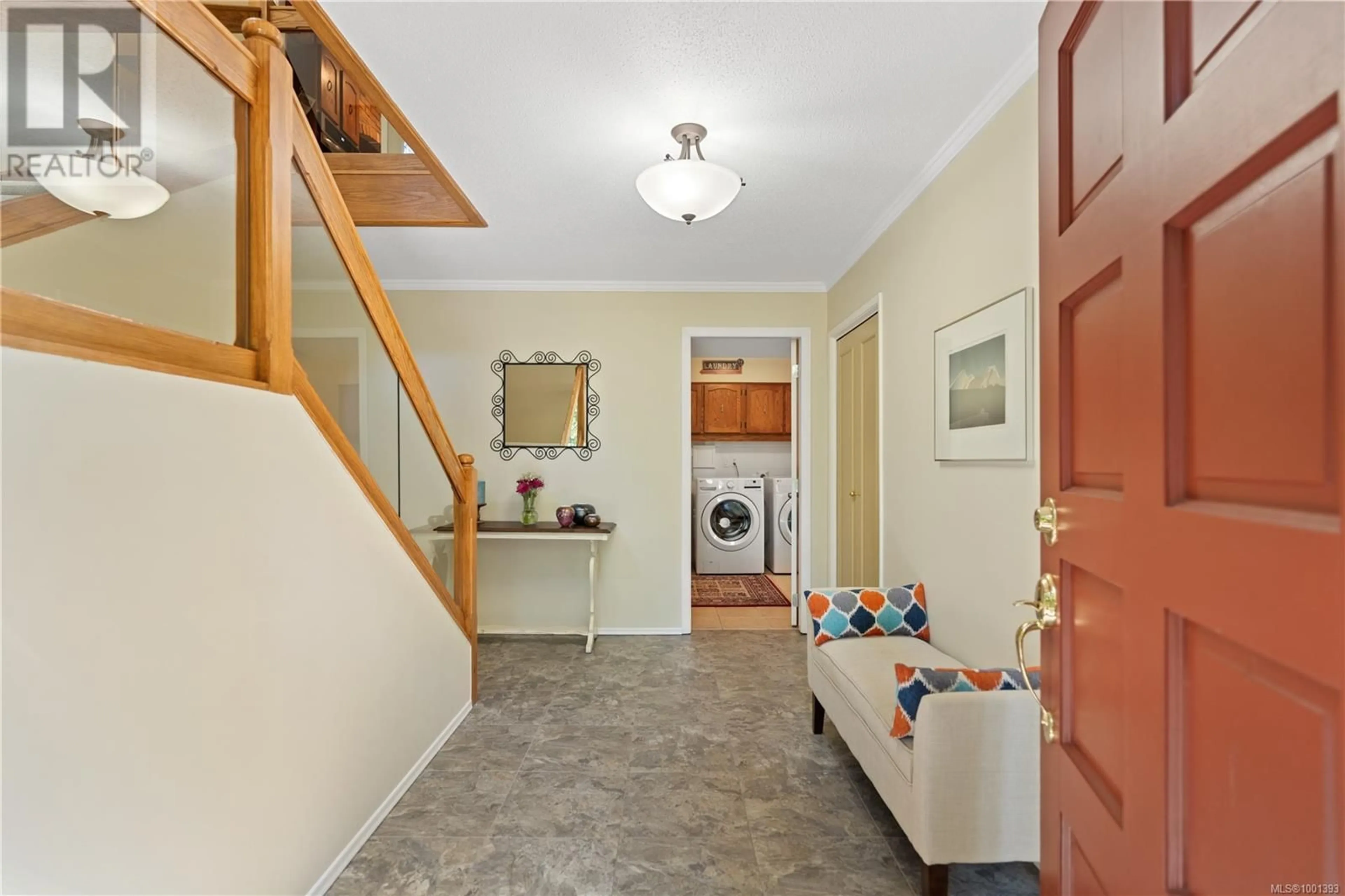 Indoor foyer for 956 CAROLWOOD DRIVE, Saanich British Columbia V8X3V1