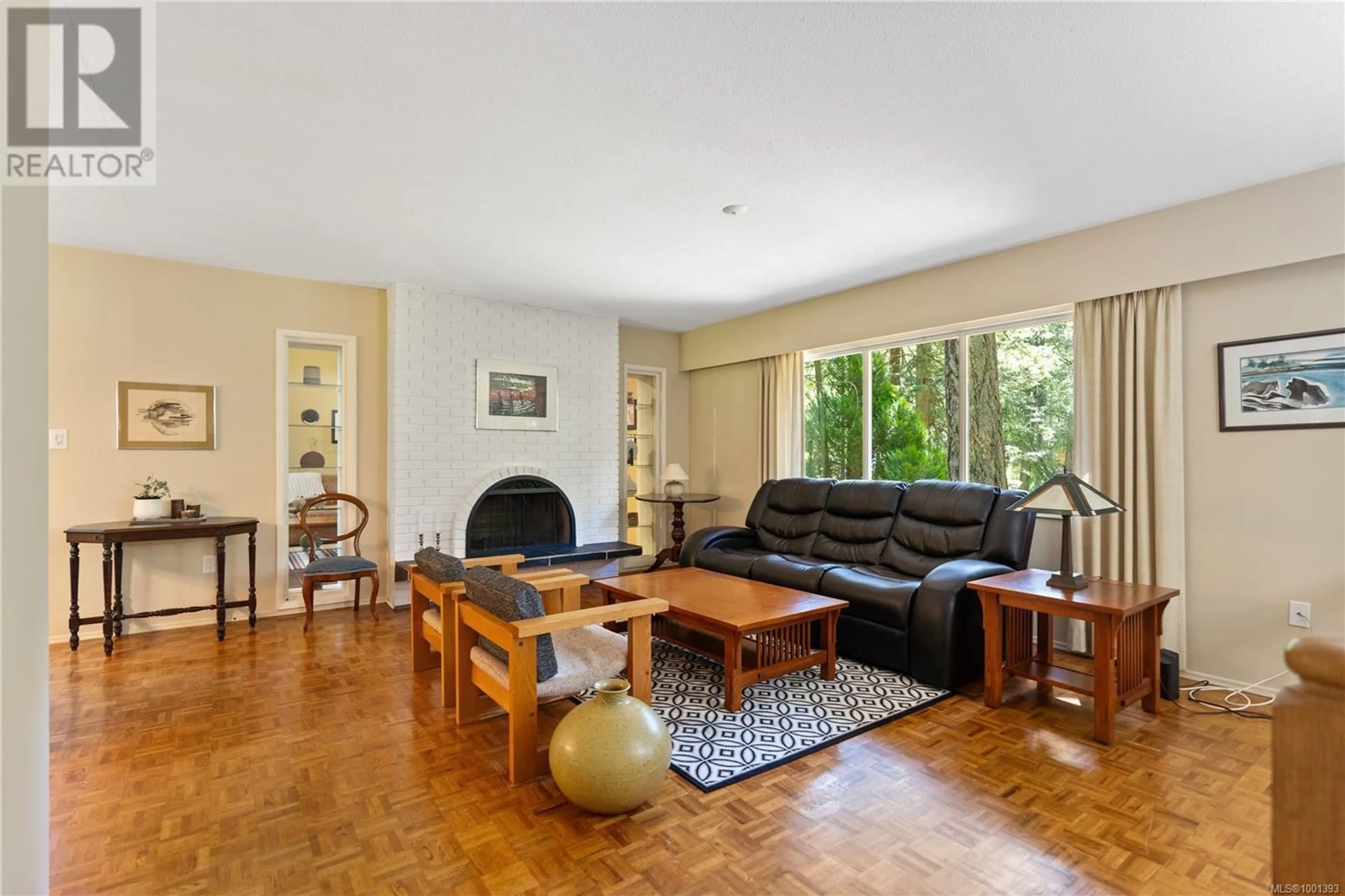 Living room with furniture, unknown for 956 CAROLWOOD DRIVE, Saanich British Columbia V8X3V1