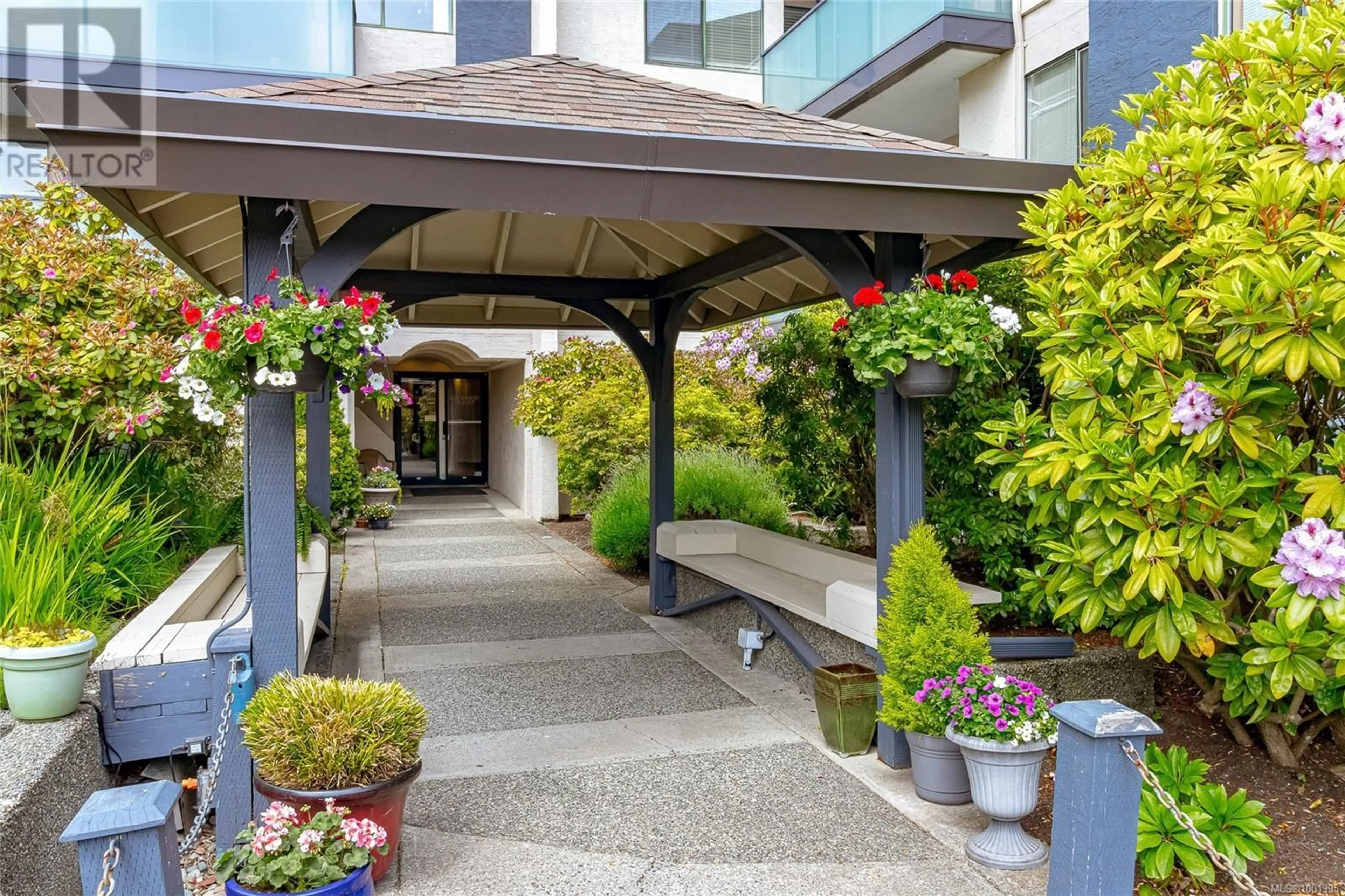 Patio, street for 104 - 3900 SHELBOURNE STREET, Saanich British Columbia V8P4H8