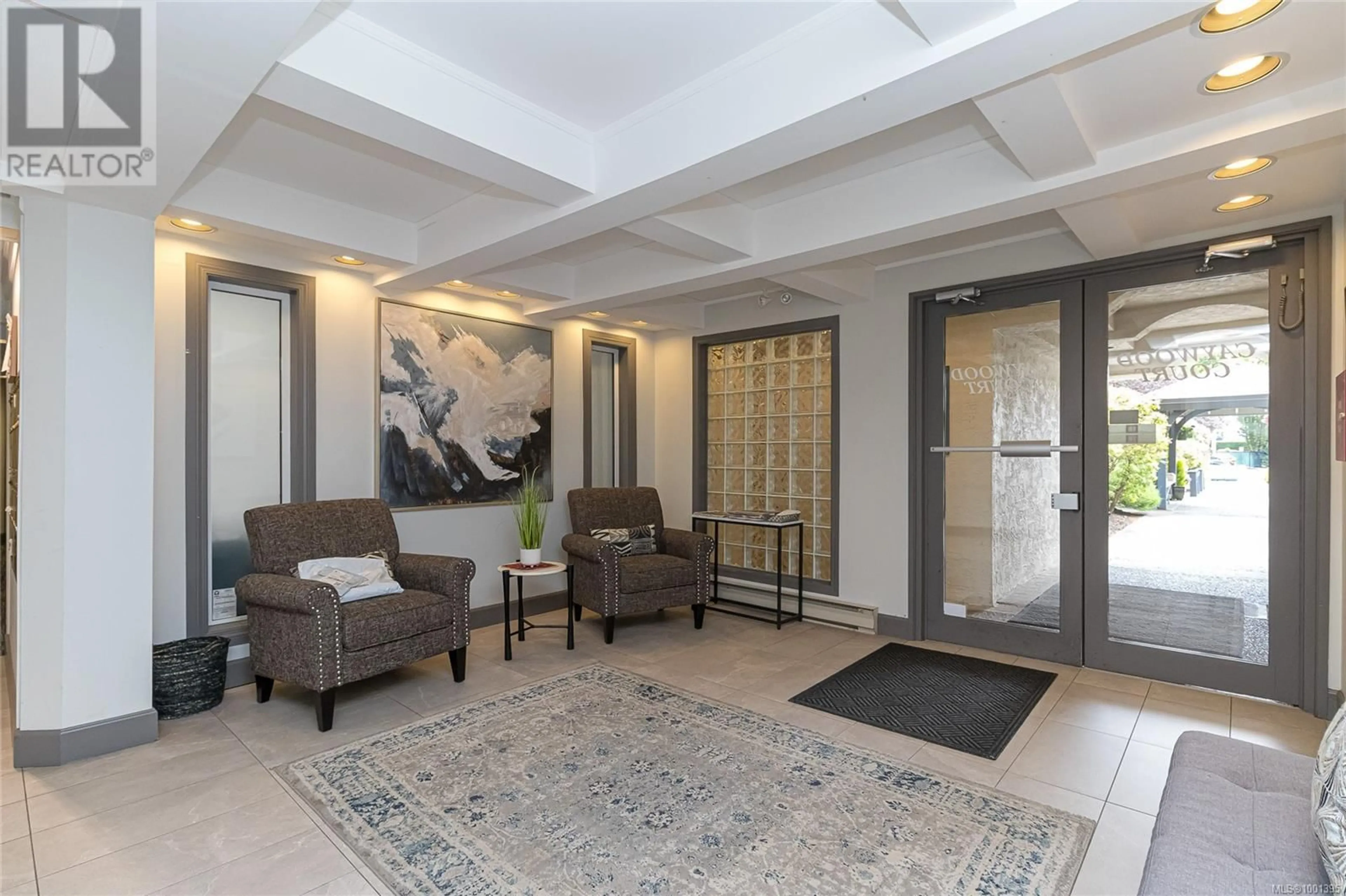 Indoor foyer for 104 - 3900 SHELBOURNE STREET, Saanich British Columbia V8P4H8