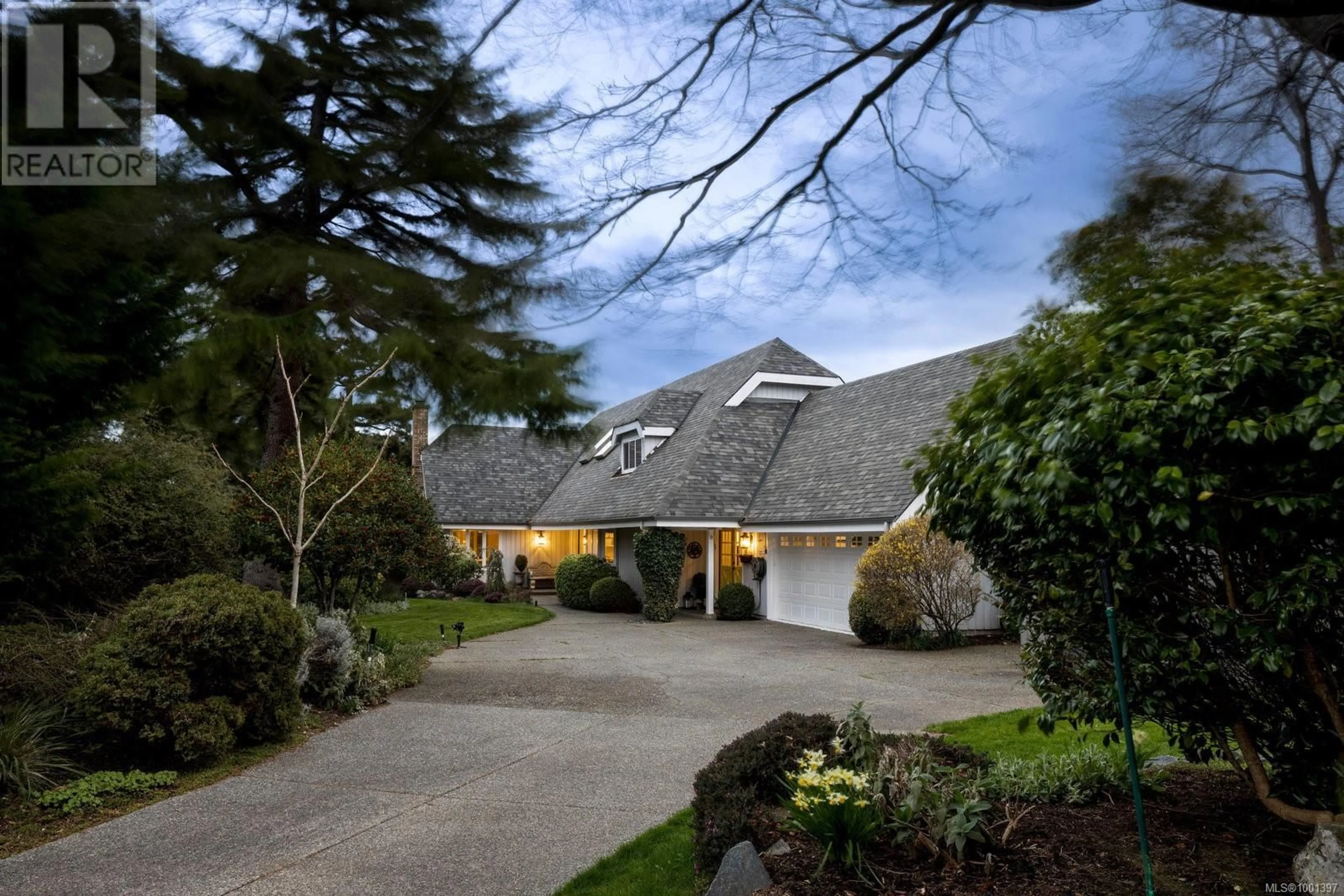 A pic from outside/outdoor area/front of a property/back of a property/a pic from drone, street for 4394 SHORE WAY, Saanich British Columbia V8N3T9