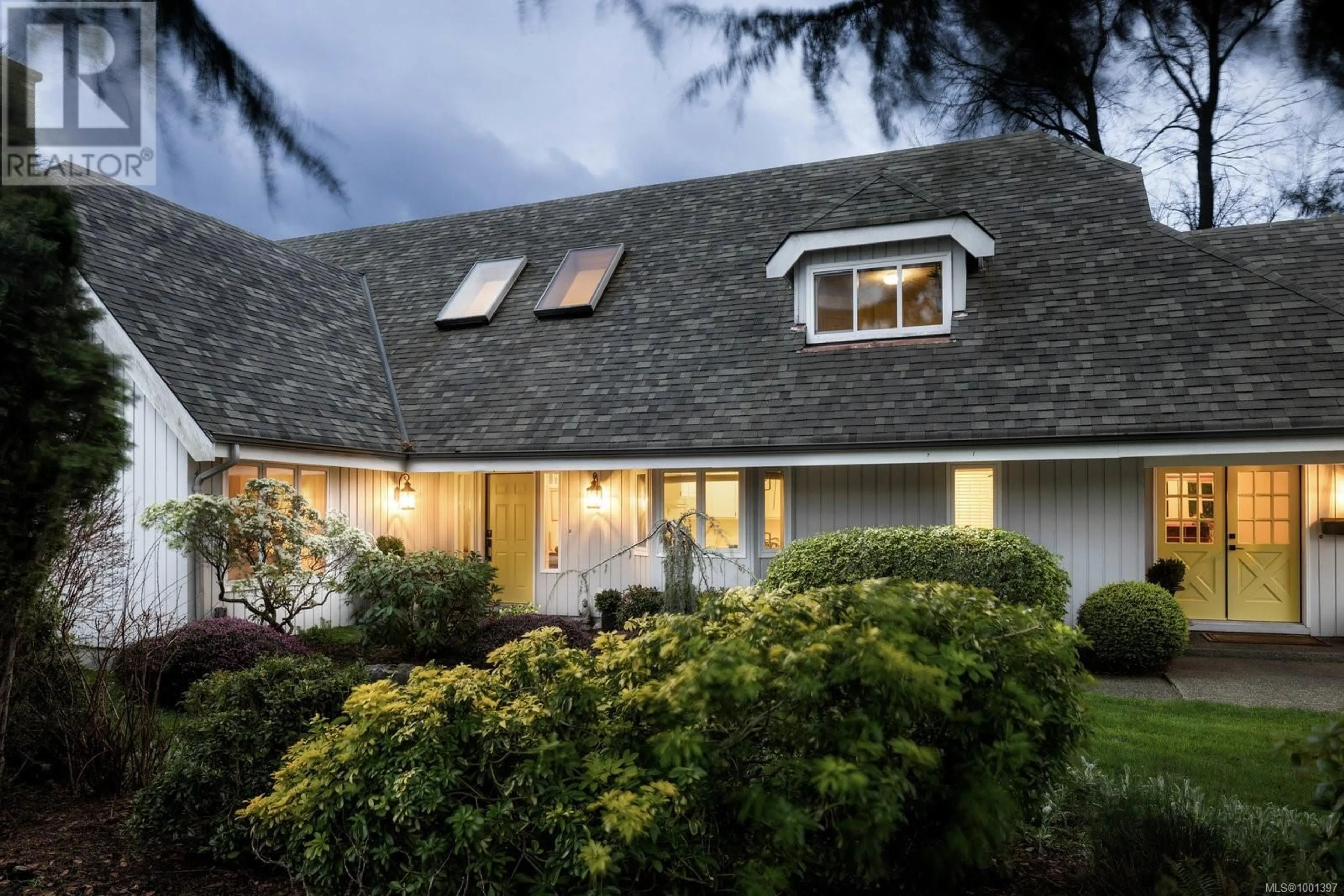 Home with vinyl exterior material, street for 4394 SHORE WAY, Saanich British Columbia V8N3T9