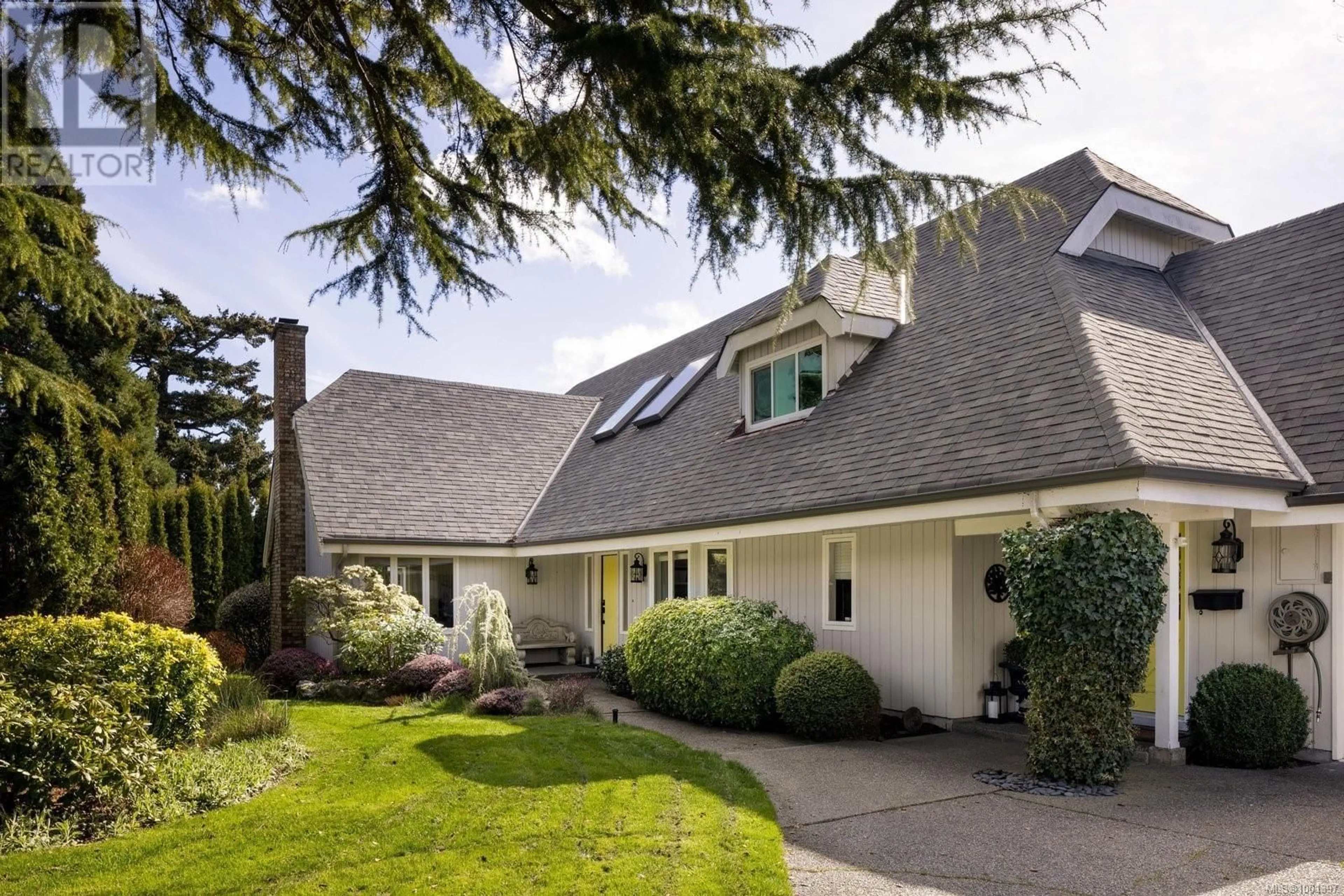 Home with vinyl exterior material, street for 4394 SHORE WAY, Saanich British Columbia V8N3T9