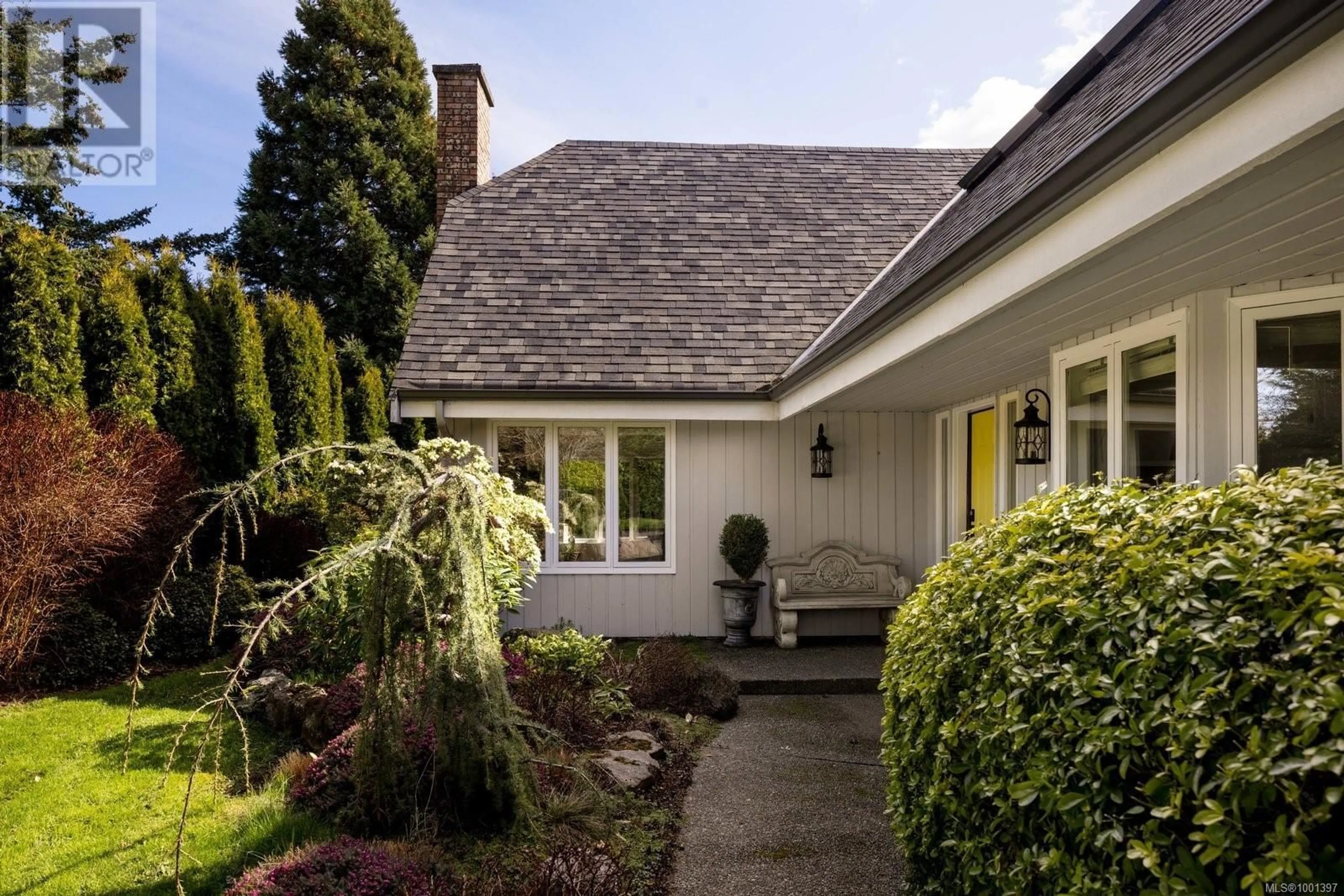 Patio, street for 4394 SHORE WAY, Saanich British Columbia V8N3T9