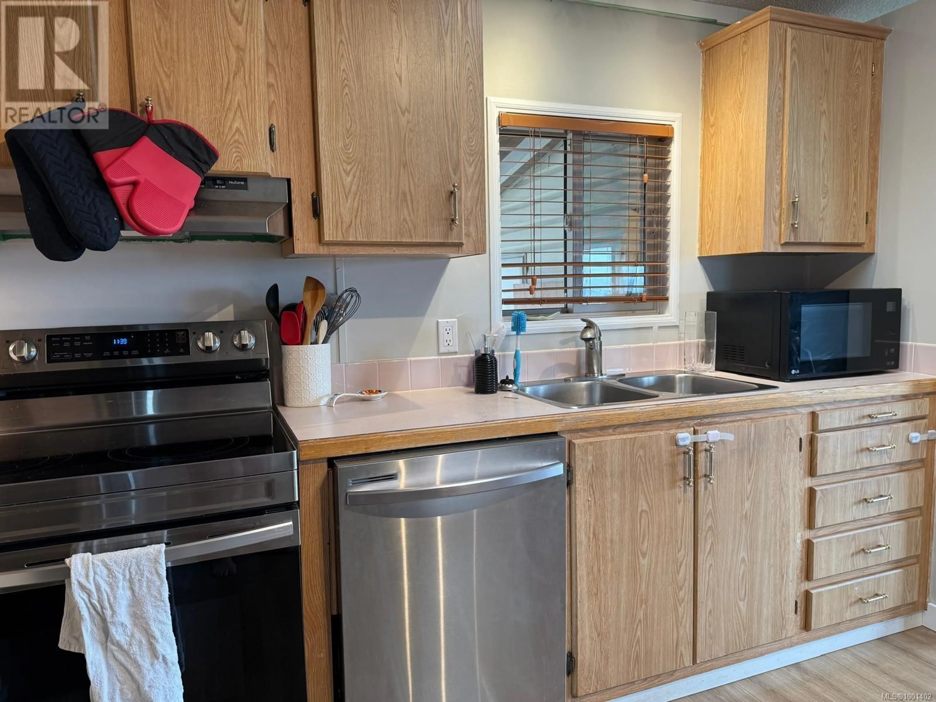 Standard kitchen, wood/laminate floor for 1792 JORDAN PLACE, Port McNeill British Columbia V0N2R0