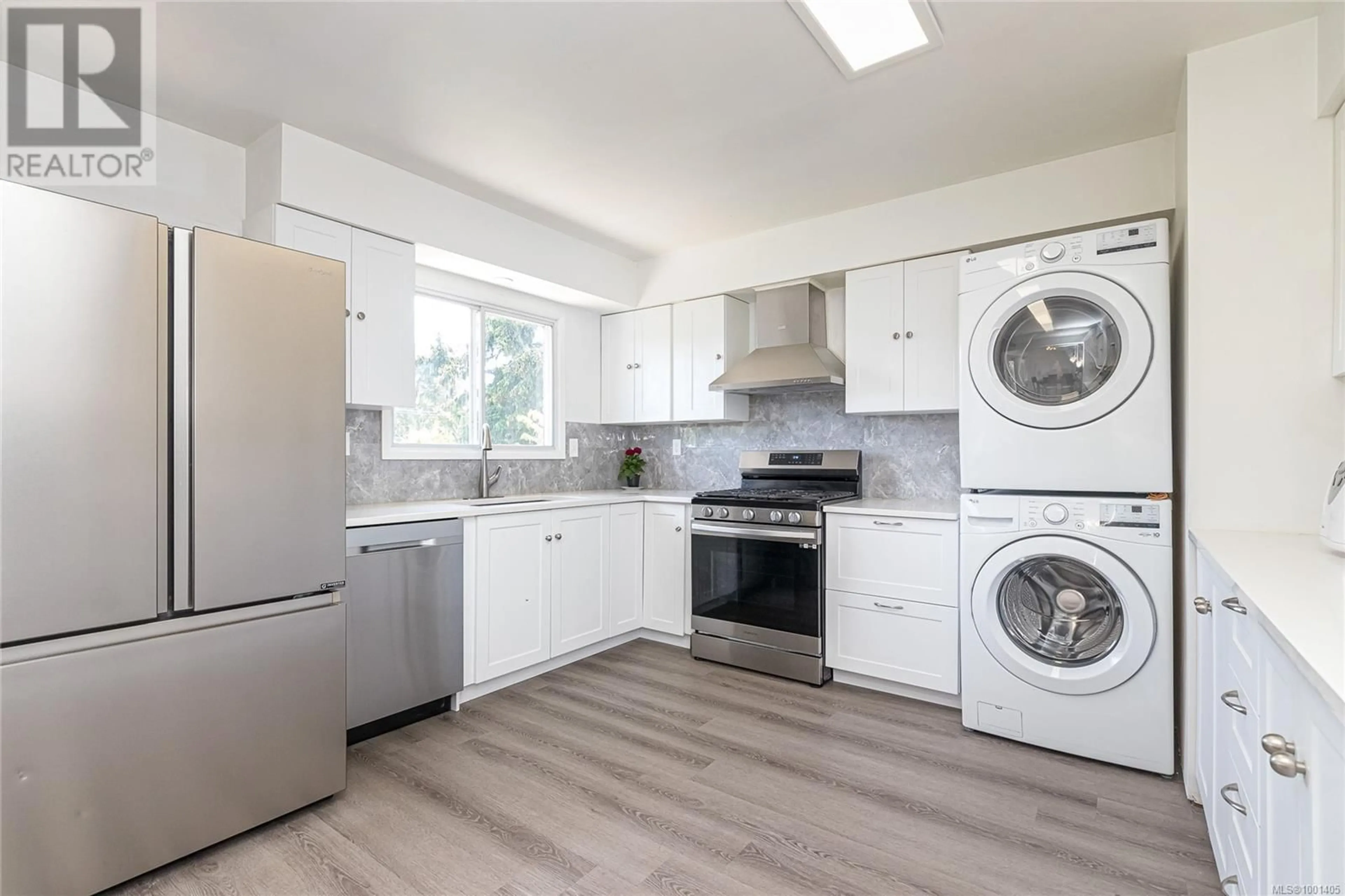 Kitchen with laundary machines, unknown for 3973 BIRCHWOOD STREET, Saanich British Columbia V8N3L9