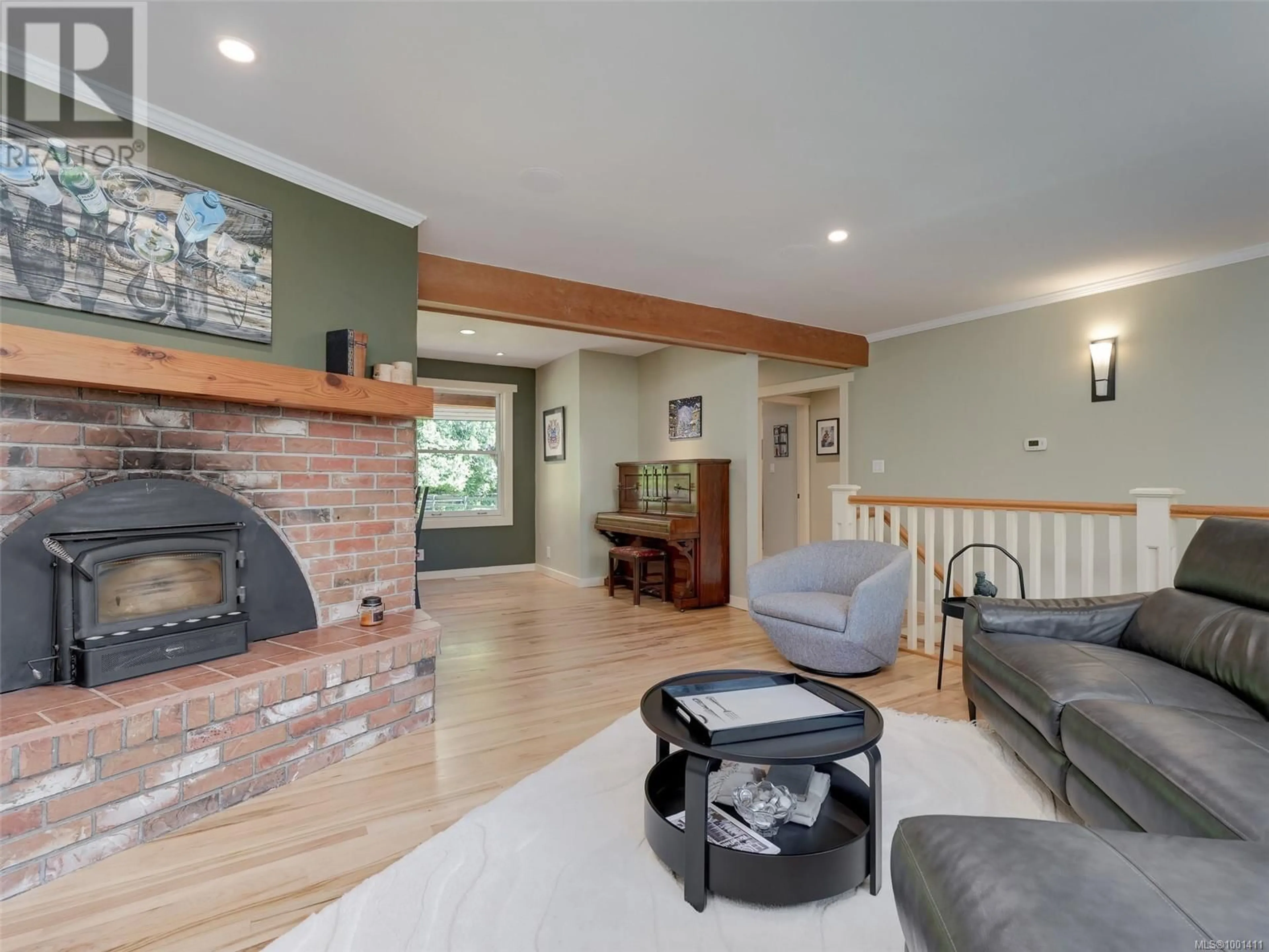 Living room with furniture, unknown for 5920 BEAR HILL ROAD, Saanich British Columbia V9E2J3