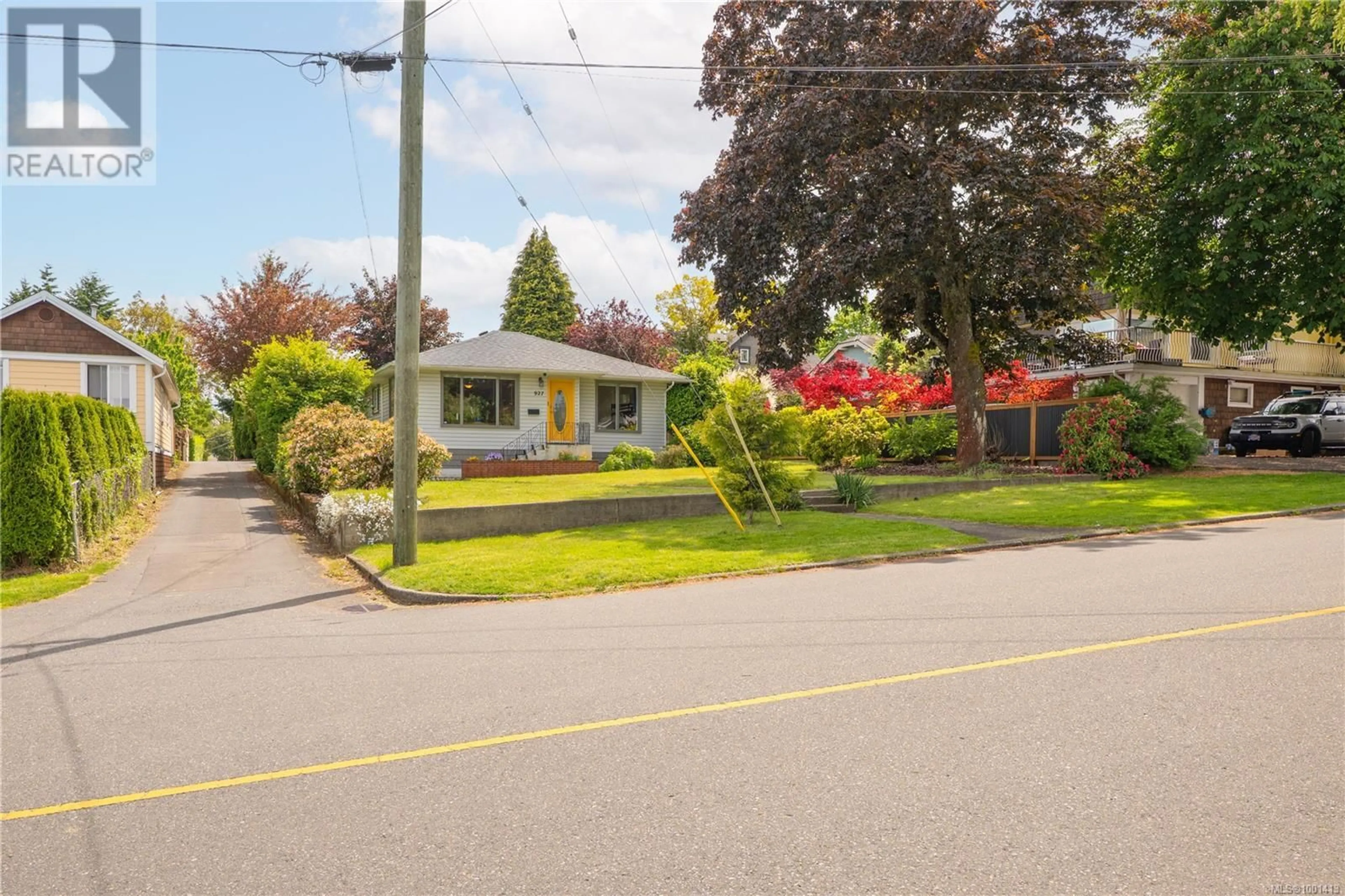 A pic from outside/outdoor area/front of a property/back of a property/a pic from drone, street for 927 CAMPBELL STREET, Nanaimo British Columbia V9R3H5