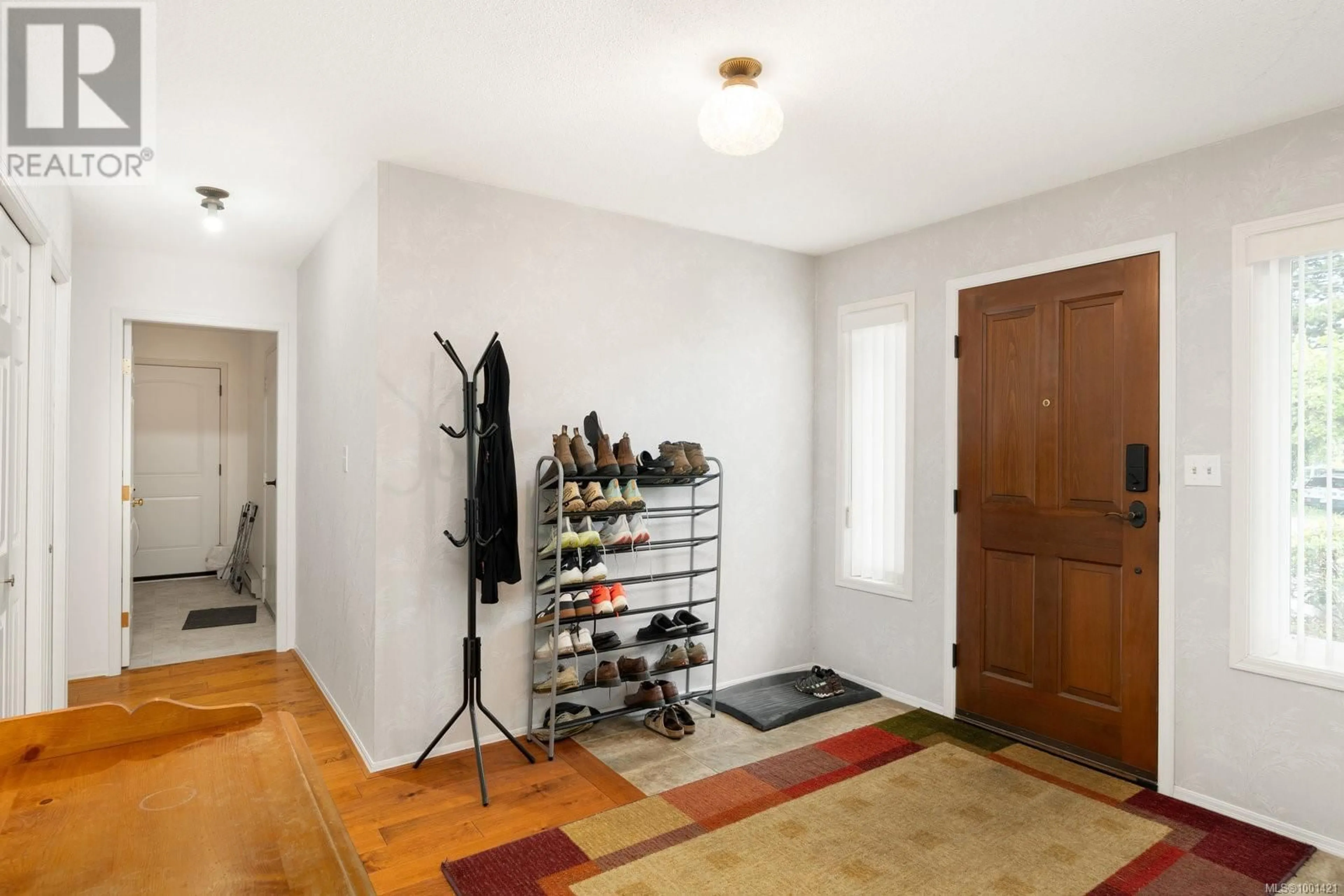 Indoor entryway for 3996 CEDAR HILL ROAD, Saanich British Columbia V8N3C1