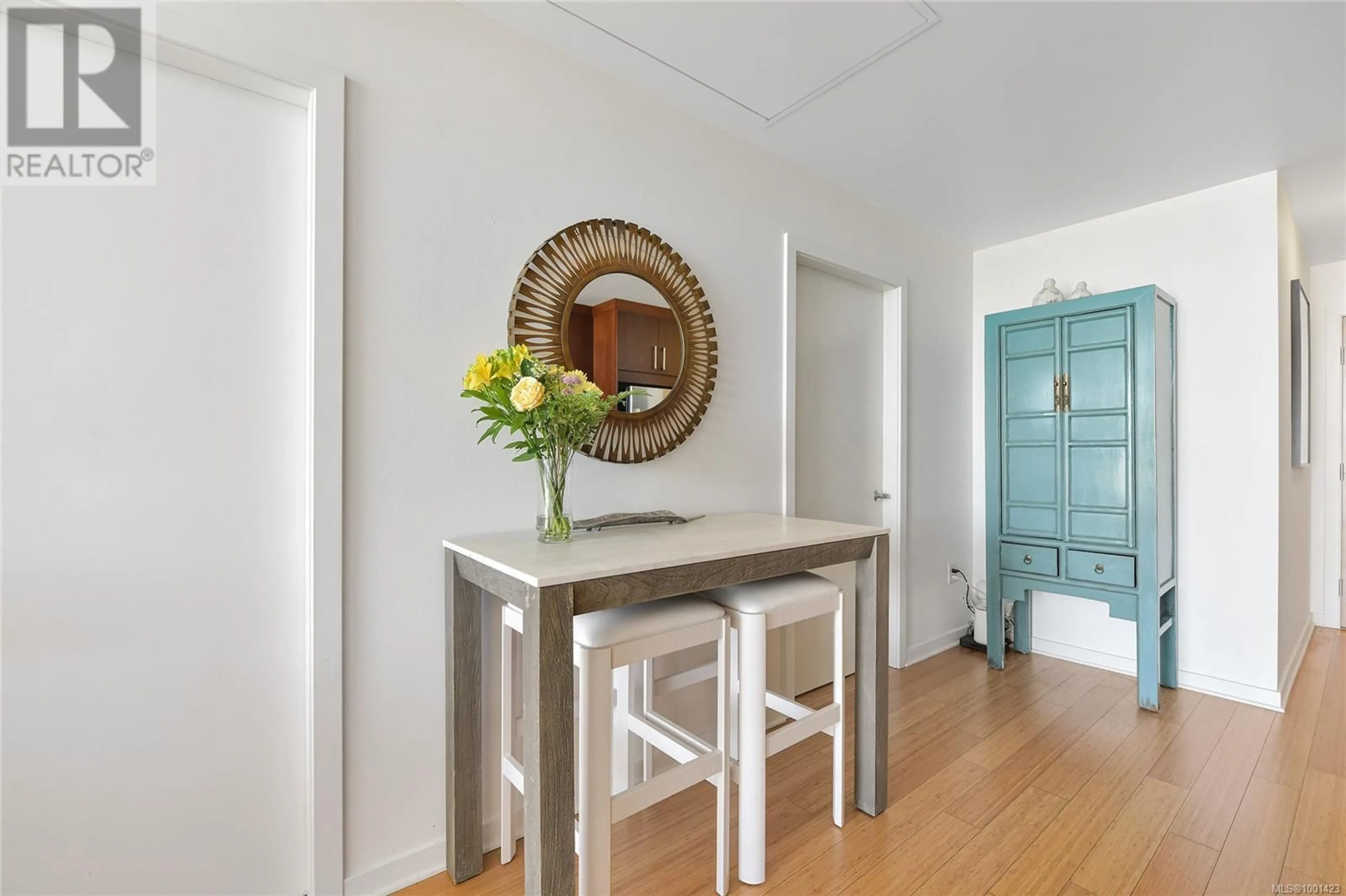 Indoor entryway for 904 - 379 TYEE ROAD, Victoria British Columbia V9A0B4