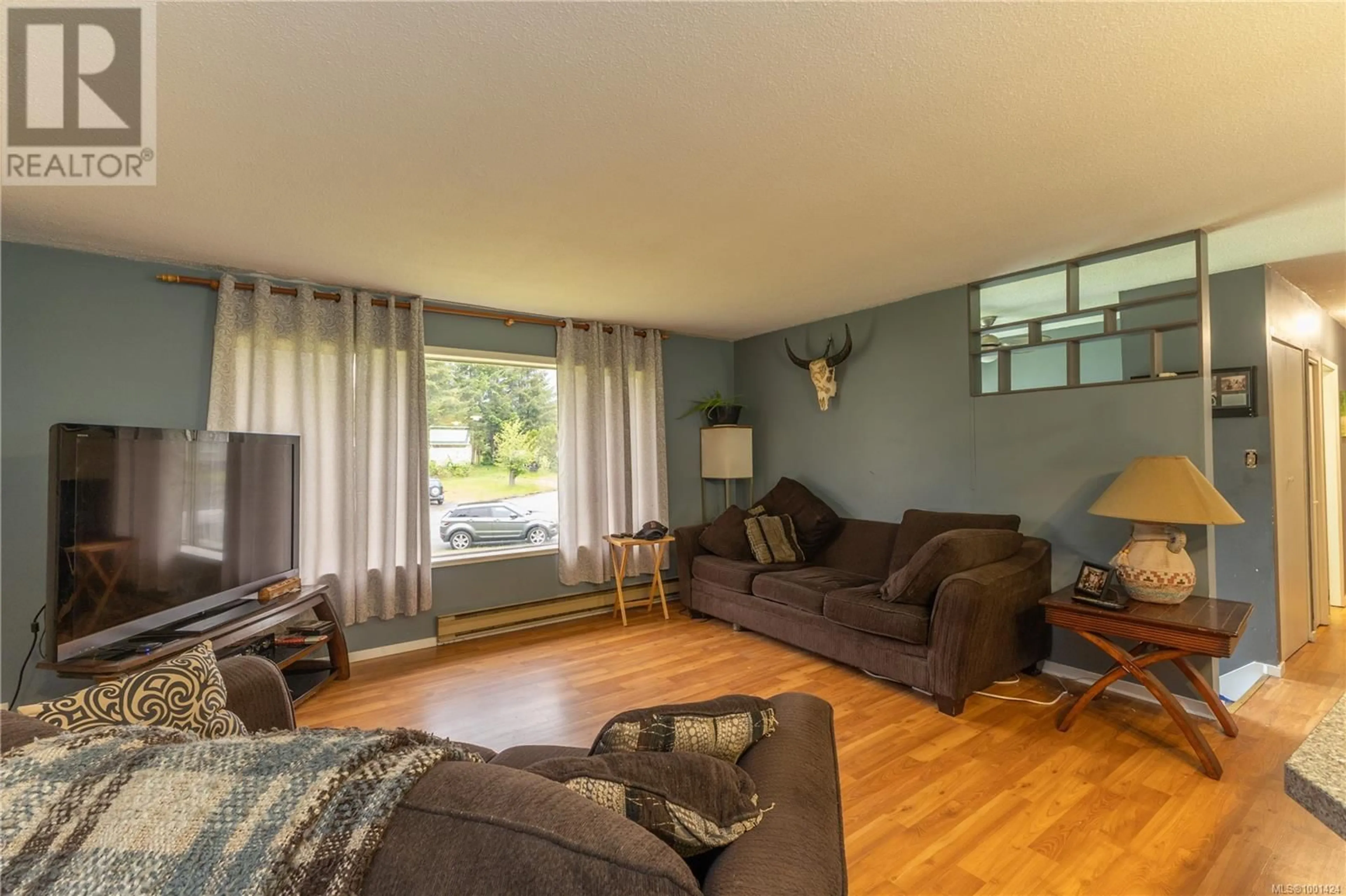 Living room with furniture, wood/laminate floor for 631 NIMPKISH DRIVE, Gold River British Columbia V0P1G0