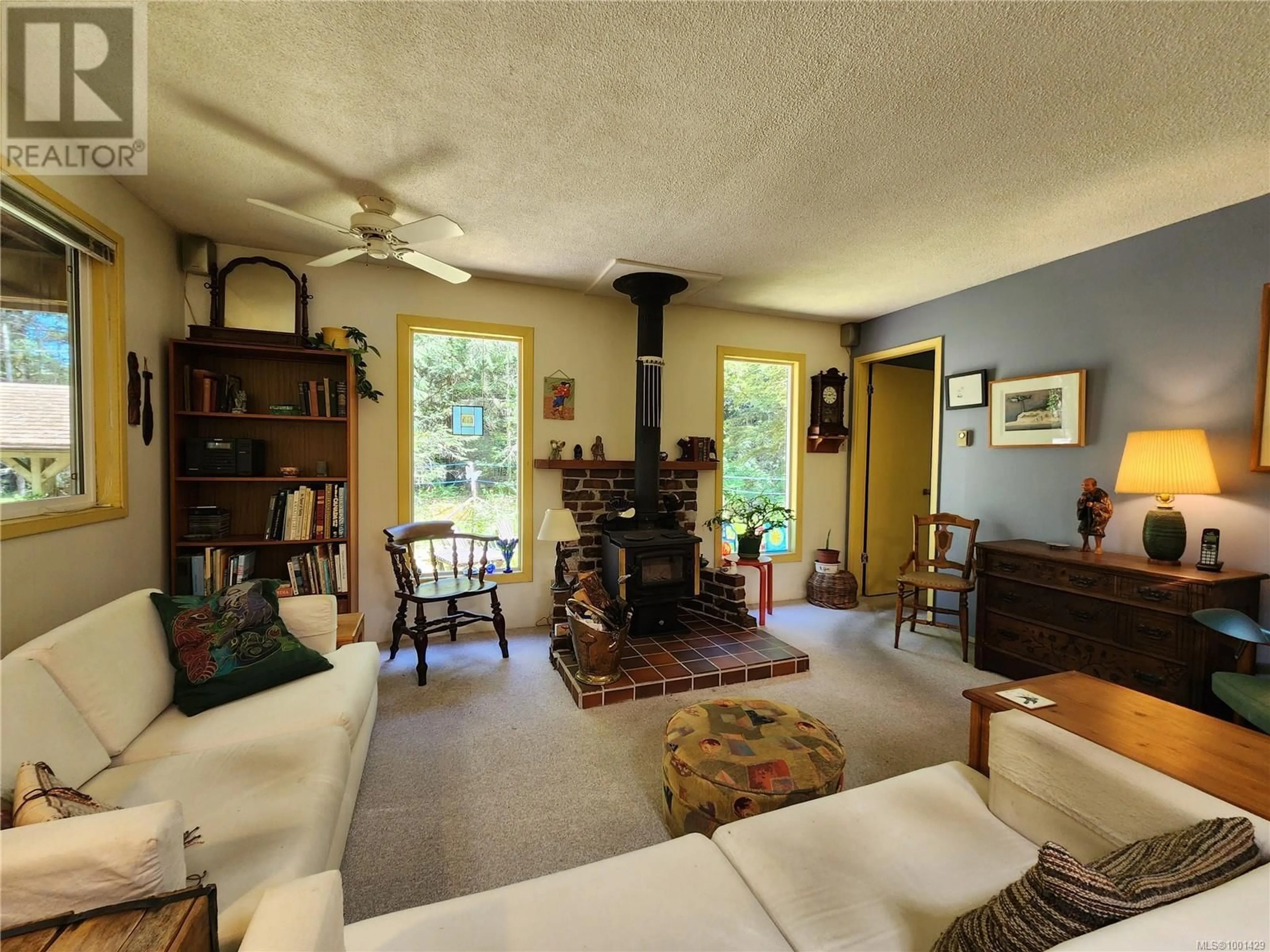 Living room with furniture, unknown for 195 MALASPINA DRIVE, Gabriola Island British Columbia V0R1X1