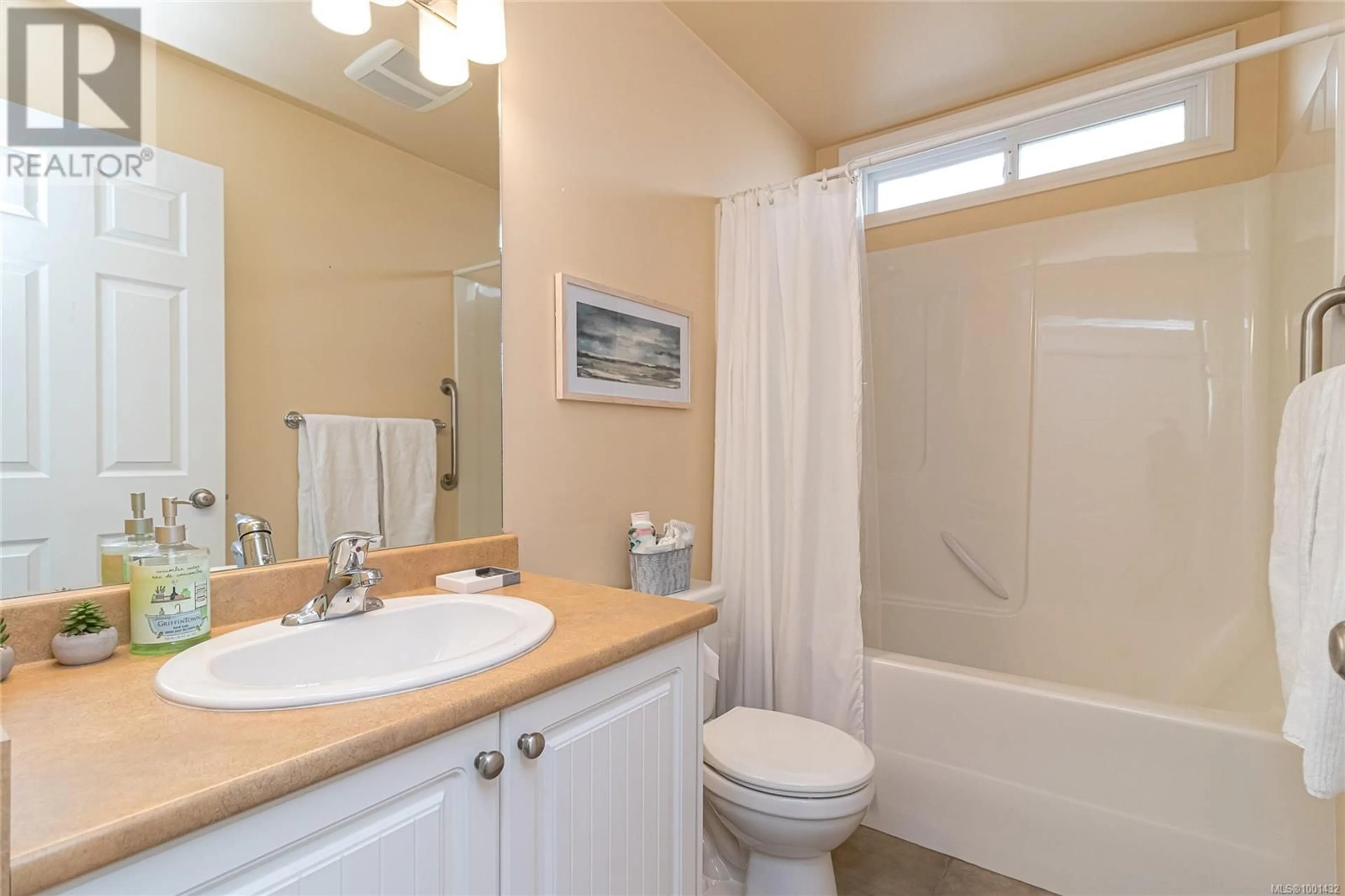 Standard bathroom, ceramic/tile floor for 662 FAIRWAY AVENUE, Langford British Columbia V9B2R5