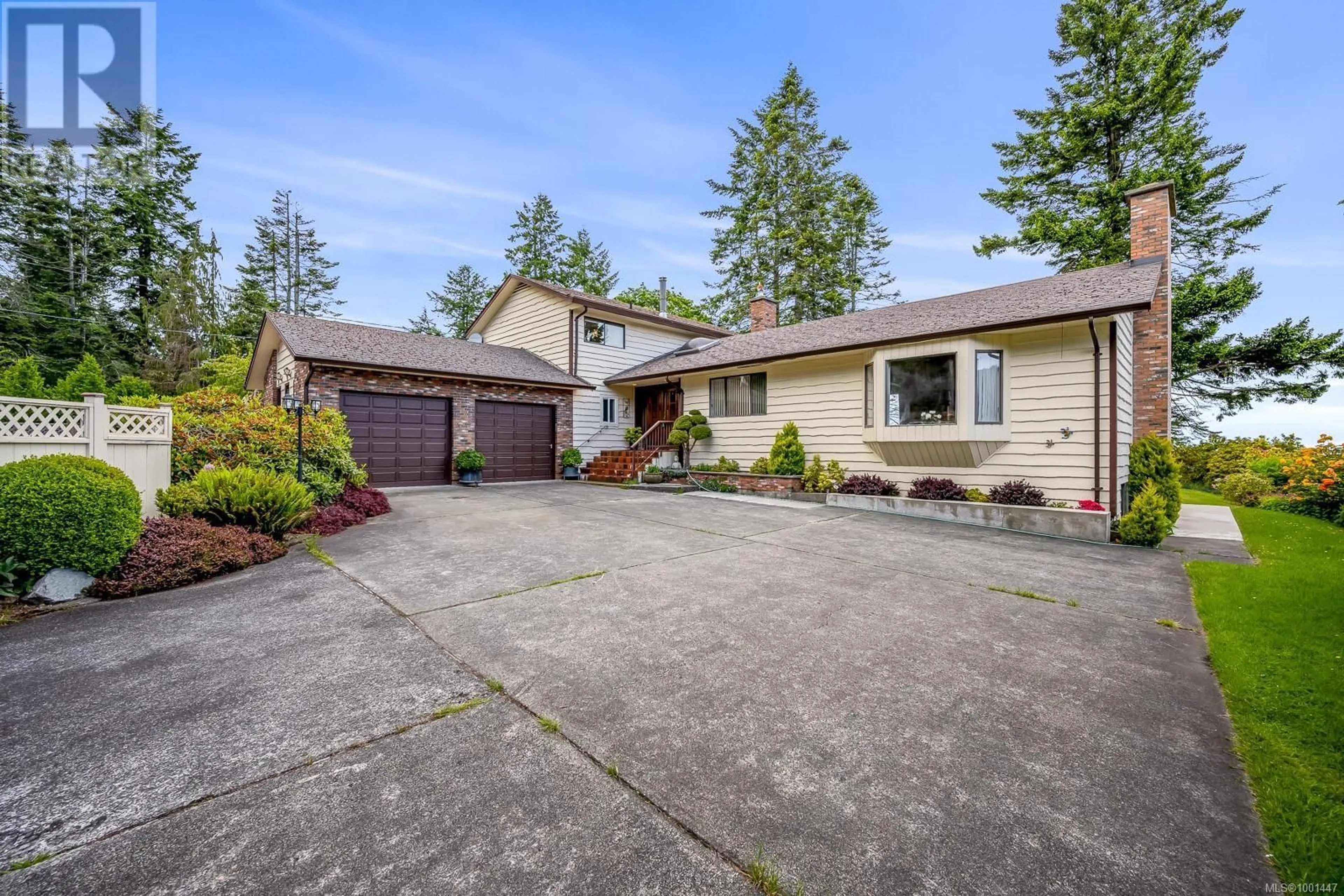 Home with vinyl exterior material, street for 2376 SEABANK ROAD, Courtenay British Columbia V9J1X5