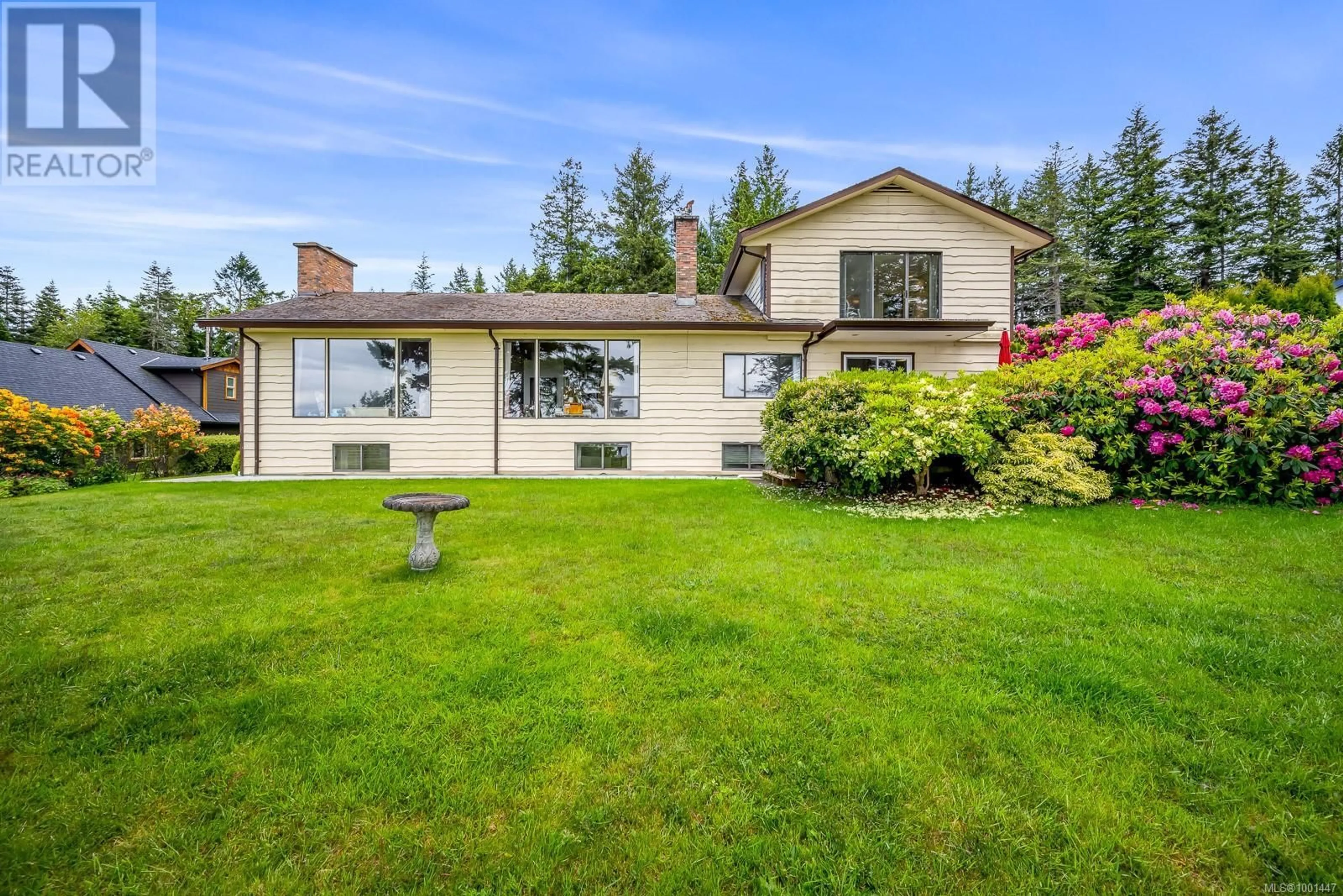 Home with vinyl exterior material, unknown for 2376 SEABANK ROAD, Courtenay British Columbia V9J1X5