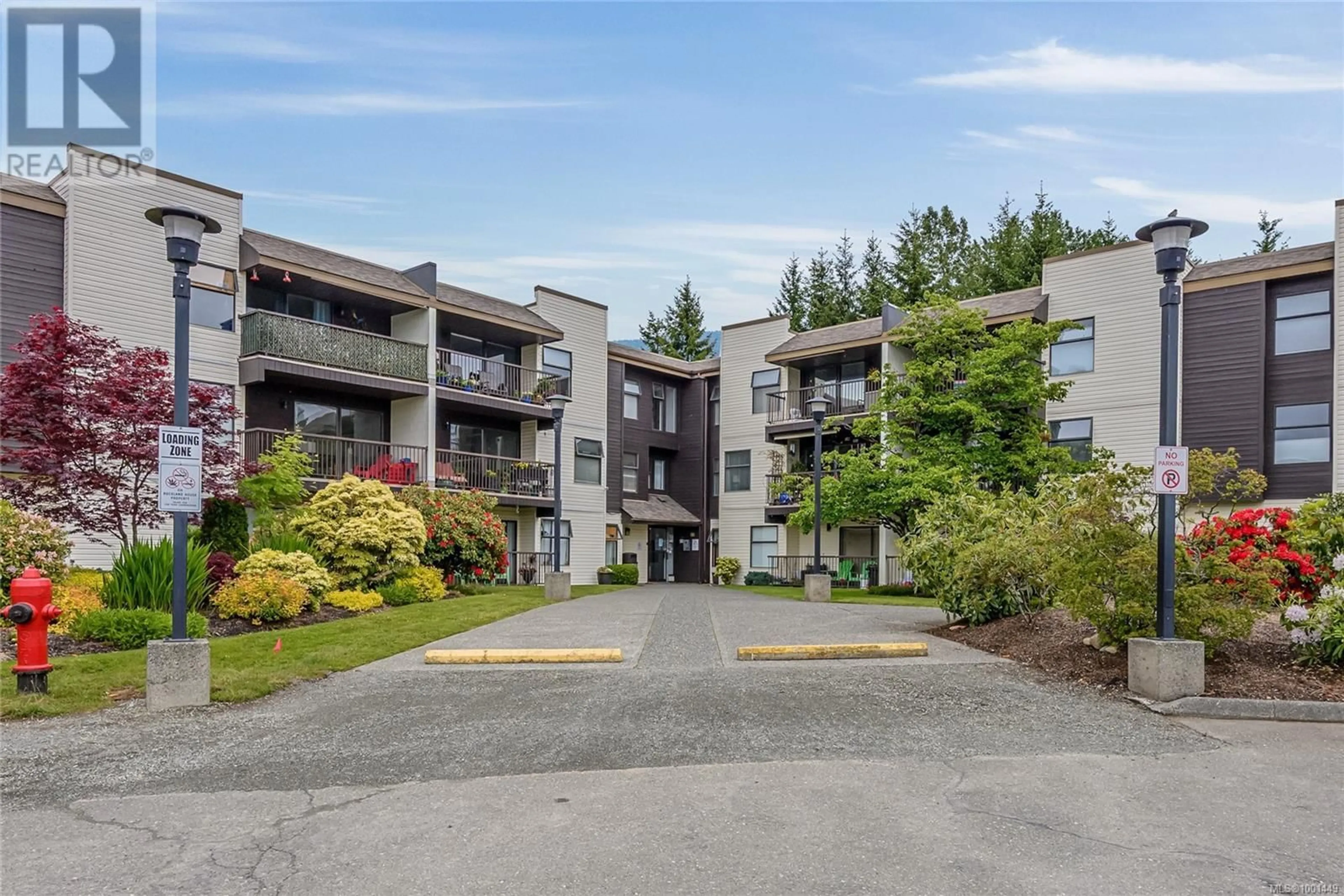 A pic from outside/outdoor area/front of a property/back of a property/a pic from drone, mountain view for 213 - 585 DOGWOOD STREET SOUTH, Campbell River British Columbia V9W6T6