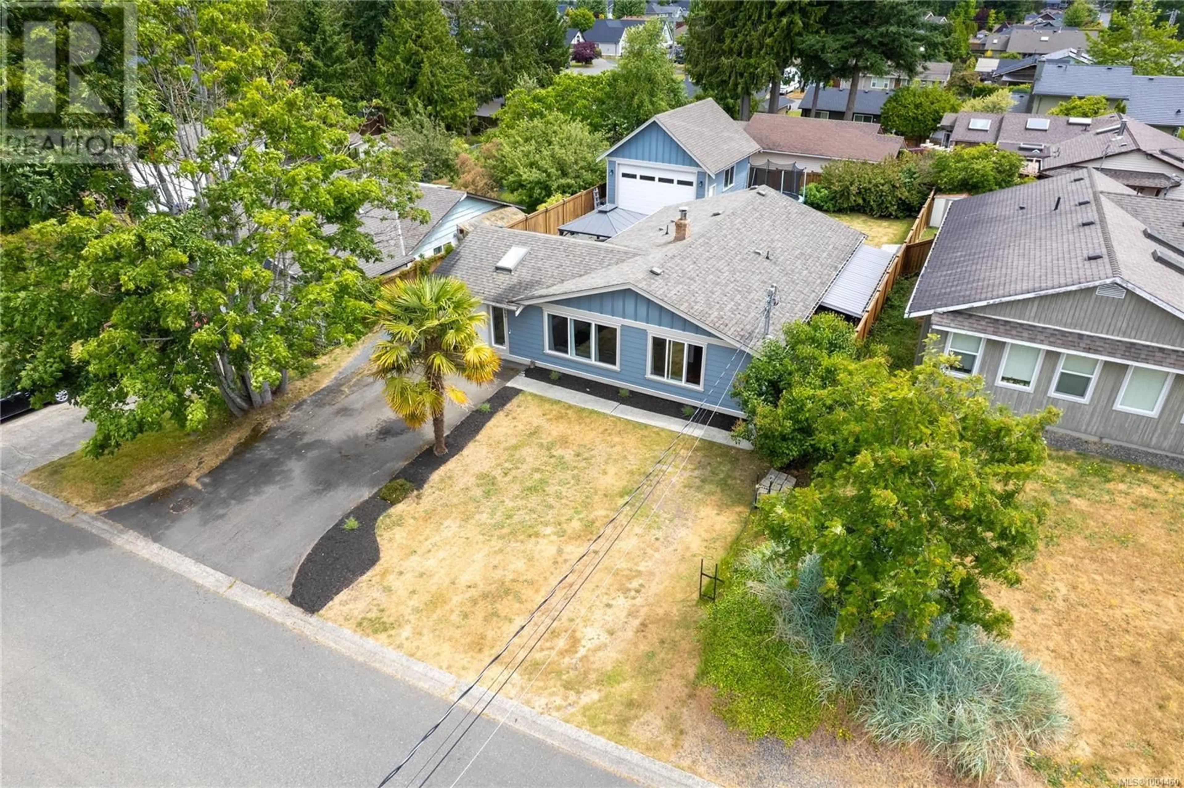 A pic from outside/outdoor area/front of a property/back of a property/a pic from drone, street for 660 PHILLIPS STREET, Parksville British Columbia V9P1A8