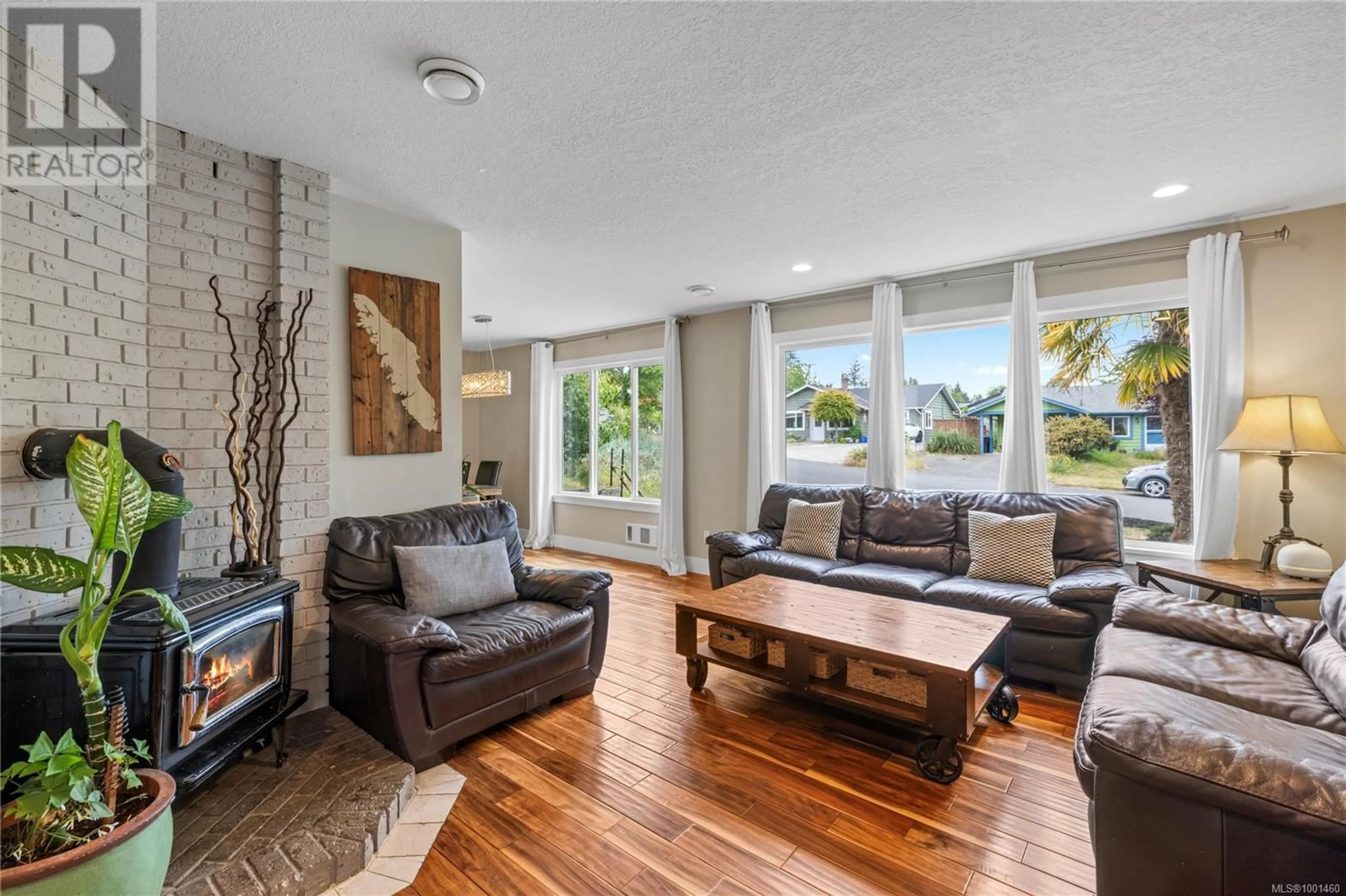 Living room with furniture, unknown for 660 PHILLIPS STREET, Parksville British Columbia V9P1A8