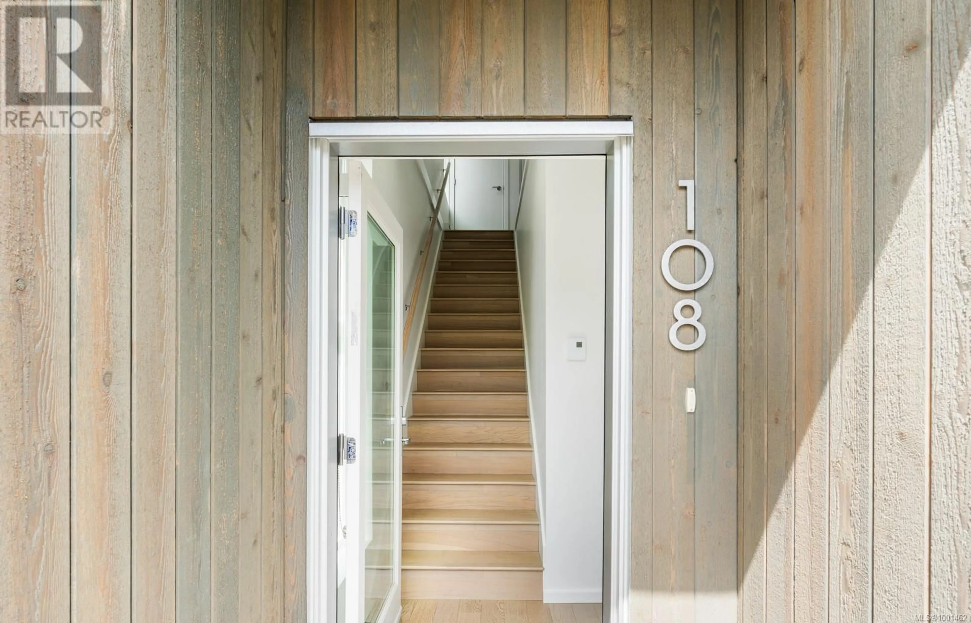 Indoor entryway for 108 - 1720 FAIRFIELD ROAD, Victoria British Columbia V8S1G3