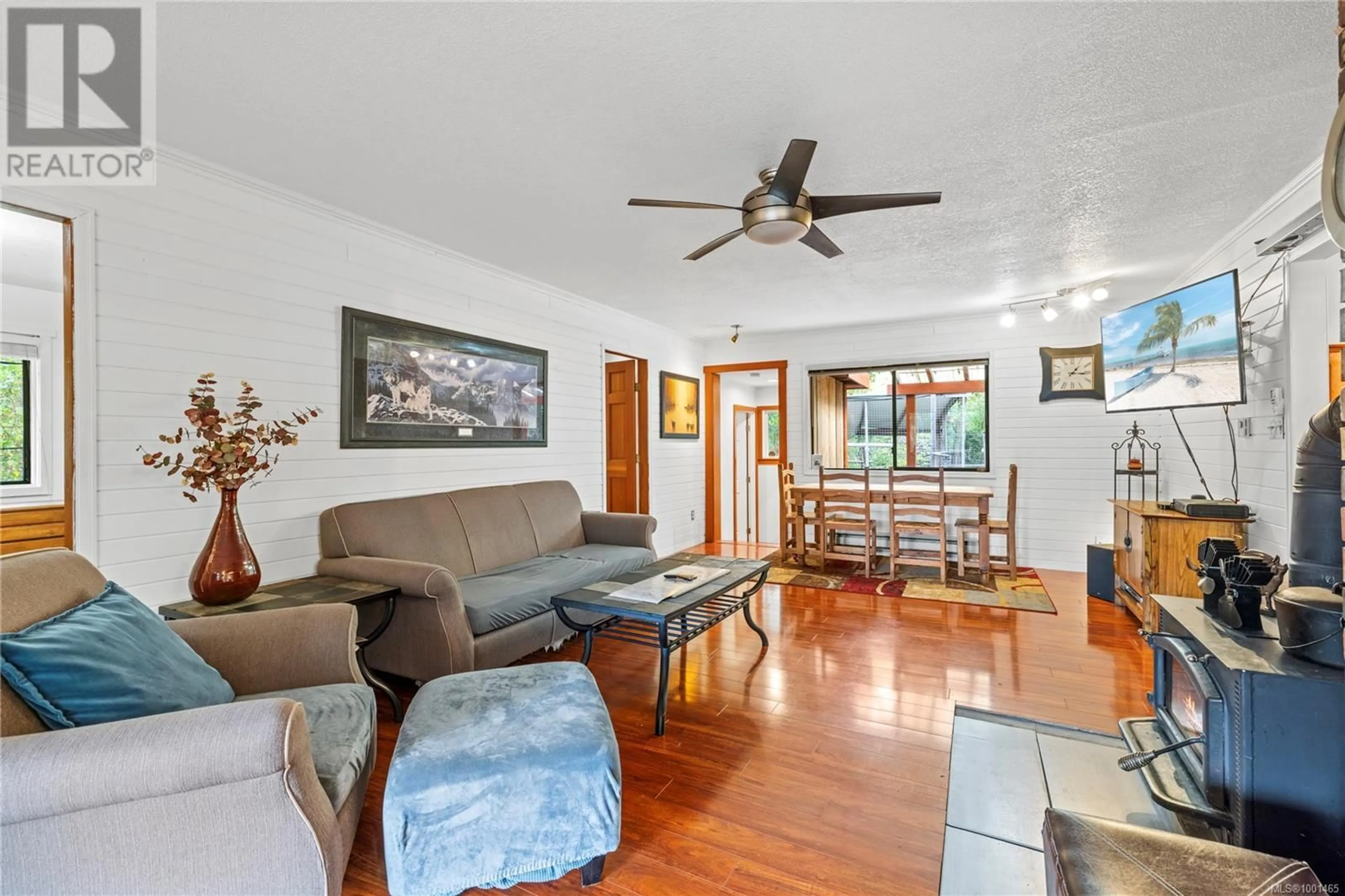 Living room with furniture, wood/laminate floor for 950 NANAIMO RIVER ROAD, Nanaimo British Columbia V9X1E5